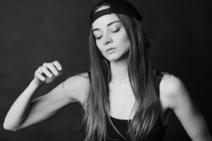 Laura Bilgeri Instagram - in the mood for….black & white 🖤
new pics captured by @ernsthefter 📸
.
.
#newpics #blackandwhite #photoshoot #work