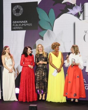 Laura Bilgeri Instagram - wonderful evening with wonderful people 🥰
thank you @adiweiss_official @styleupyourlifemagazin @fragrancefoundationaustria for letting us be a part of it & congrats to all the award winners! 🏆
It was a pleasure presenting the man’s ‘fragrance Oscar’ to ACQUA DI GIÒ EDT by @giorgioarmani 👏