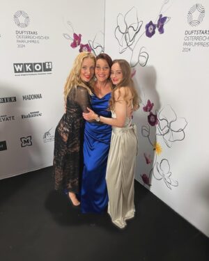 Laura Bilgeri Instagram - wonderful evening with wonderful people 🥰
thank you @adiweiss_official @styleupyourlifemagazin @fragrancefoundationaustria for letting us be a part of it & congrats to all the award winners! 🏆
It was a pleasure presenting the man’s ‘fragrance Oscar’ to ACQUA DI GIÒ EDT by @giorgioarmani 👏