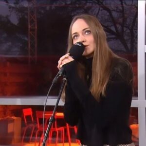Laura Bilgeri Instagram - SHADOWS LIVE ♥️🎵 
@lucasbitschnau 🎸 @pepepichler 🎹 
thank you for having us Guten Morgen Österreich ☺️
•
•
#shadows #live #tv #acoustic #laurabilgeri #gutenmorgenösterreich #promotour