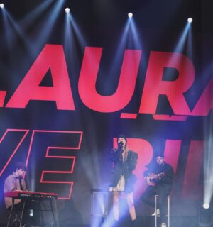 Laura Bilgeri Instagram - had an amazing first time at the @4gamechangers festival - what a pleasure being part of such an incredible line-up! Thank you to @verena.grether and the entire gamechangers team for an unforgettable time! @lucasbitschnau @pepepichler & I enjoyed every second ♥️🎵🫶🏼 
•
•
4gamechangers #festival #shadows #music #liveact #singer #laurabilgeri #band #live #fun #lovemyjob