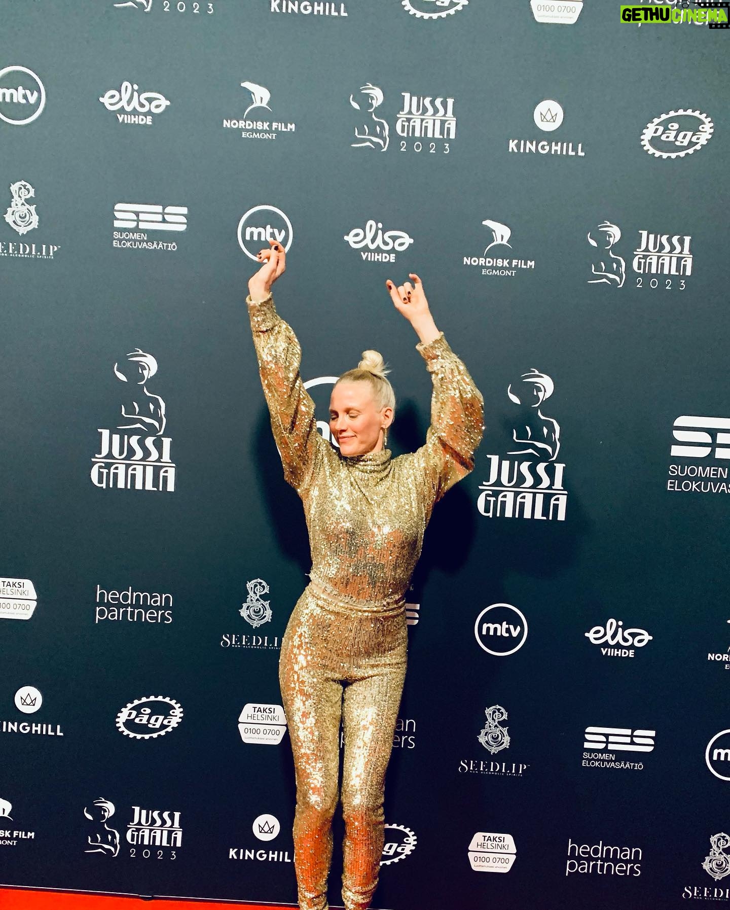 Laura Birn - 1.8K Likes - A happy dancer at the Finnish Film Awards 🙋🏼♀️🥂✨
Million kisses for the best team behind the look💋
@mertotsamoofficial
@jennyjanssonmakeup
@aj.studio.freda
@skinbyanne