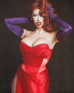 Laura Corbacho Instagram - WHEN WE MET JESSICA RABBIT IN 1988, WE THOUGHT WOMEN LIKE HER EXISTED ONLY IN CARTOONS. THEN WE MET JENEVA 💋👠

En este capítulo había que imitar un dibujo animado pero además era el reto de comedia y dije como hago esto pero siendo fiel a mi personaje, pues siendo una ordinaria pero estando guapísima 💋
Y como quería meter mi rollo cabaret si o si en algún episodio decidí hacerlo en este versionando la canción de ‘Why don’t you do right’ pero hablando pues de las necesidades de una salió esta canción: Jeneva Rabbit: Se acabó el glamour 💩🚽
Por que una diva como yo también tiene derecho a peerse !!! 💨💨
En el fondo yo también soy humana chiques 😔
Gracias a misstodo @davidlineo por ayudarme con la música como siempre 💖

Ya podéis disfrutar de todos los episodios de @regiasdeldrages en su canal de YouTube 

No olvidéis poner #TeamJeneva por todas partes, que devorar no es gratis y ahora es el momento de devolver el servicio que he hecho apoyando 🤩👑

Gracias por estar ahí durante todo el camino y recordad que nos vemos el 9 de Mayo en el @martacarinomadrid para la CORONACIÓN ‼️🥹👑

Dress by Victoria Secret vintage 
Custom by @adrxworld 
Gloves by @adrxworld 
Hair by @garciamartinezbrais 
Photo by @gonzagallego 
Grafismo by @davidlineo