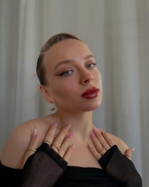 Laura Hritzová Instagram - ✨✨✨
 

Make-up/doplnky z poslednej kolekcie •party makeup• —-> @primark 

Produkty:
Ps.. PRO Cream contour   cream blush
Ps.. Brow gel 
Ps.. Glow up creamy highlighter - rose
Ps.. Eyeshadow base primer
Ps.. Hi-Shimmer pressed eyeshadow - purple
Ps.. Cream eyeshadow - rustic rose champagne
Ps.. Lip liner - toffee
Ps.. Lip balm - peaches
Ps.. Lipstick - star

#Iworkwithprimark #primark #ad
