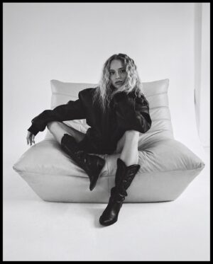 Laura Hritzová Instagram - Part || 

📷 @carla.smalo 📷
🛋️ @pop.studio