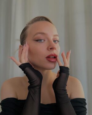 Laura Hritzová Instagram - ✨✨✨
 

Make-up/doplnky z poslednej kolekcie •party makeup• —-> @primark 

Produkty:
Ps.. PRO Cream contour   cream blush
Ps.. Brow gel 
Ps.. Glow up creamy highlighter - rose
Ps.. Eyeshadow base primer
Ps.. Hi-Shimmer pressed eyeshadow - purple
Ps.. Cream eyeshadow - rustic rose champagne
Ps.. Lip liner - toffee
Ps.. Lip balm - peaches
Ps.. Lipstick - star

#Iworkwithprimark #primark #ad