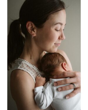 Laura Lepistö Instagram - Se haikeus että tällaista pikkunyyttiä saa pitää sylissä vaan niin lyhyen hetken helpottaa vähän kun on 142 tällaista aarretta muistojen arkistoissa. Kiitos @nikistrbian taas meidän perhekansion täyttämisestä.❤️

#perhekuvaus #vauvakuvaus #familyportraits #babyshoot #babyphotography