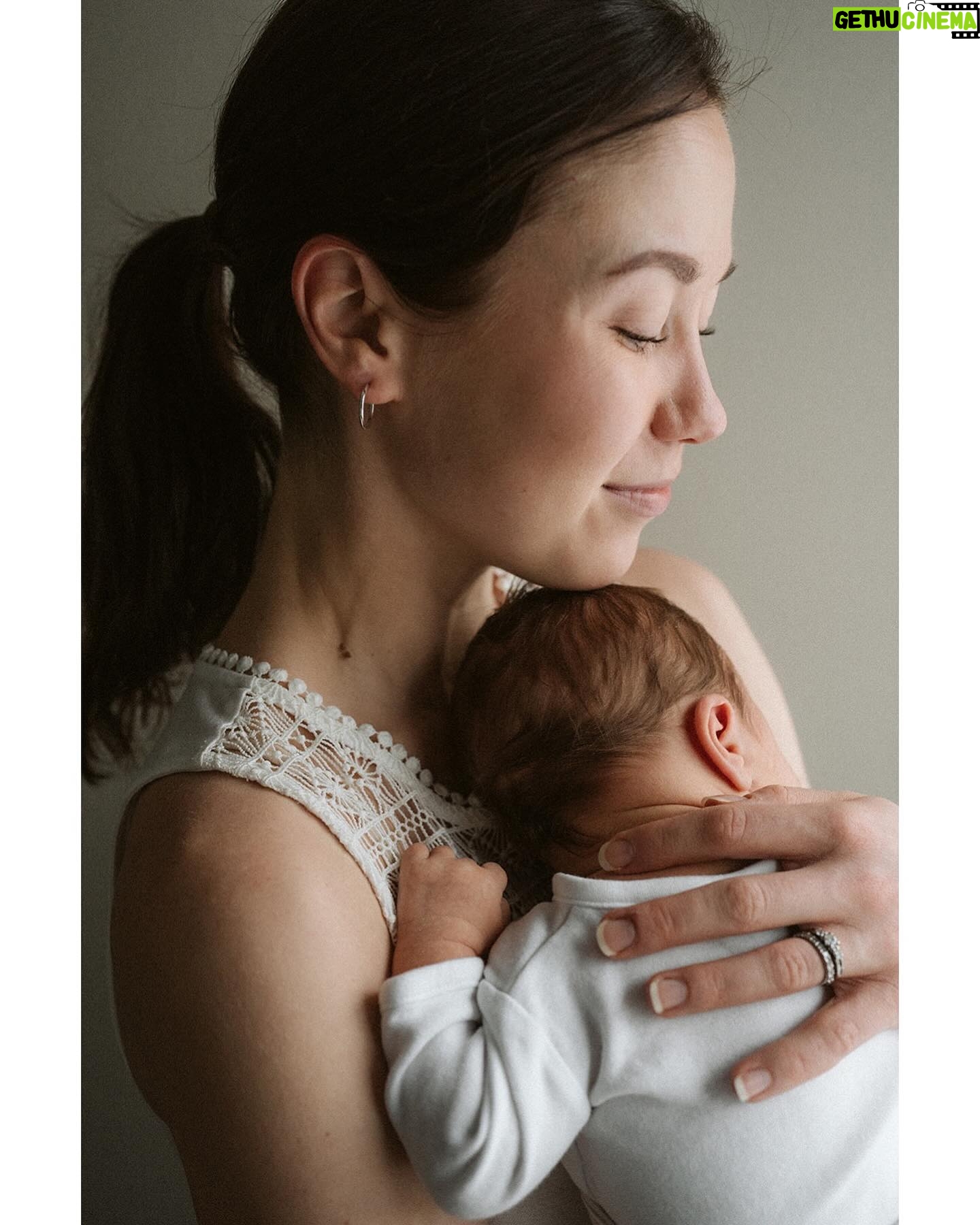 Laura Lepistö - 10.7K Likes - Se haikeus että tällaista pikkunyyttiä saa pitää sylissä vaan niin lyhyen hetken helpottaa vähän kun on 142 tällaista aarretta muistojen arkistoissa. Kiitos @nikistrbian taas meidän perhekansion täyttämisestä.❤️
#perhekuvaus #vauvakuvaus #familyportraits #babyshoot #babyphotography