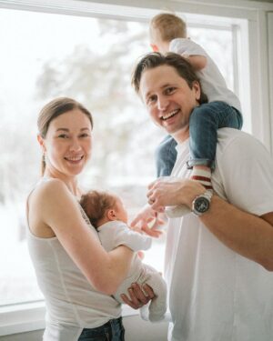 Laura Lepistö Instagram - Kuluneella viikolla mm. juhlittiin meidän maailman parasta isiä🥳🎂, ja heitettiin aamun mutakakut lakanoille. Kuljettiin pulkalla päiväkotiin.

Hypistelin kirjaa ekaa kertaa kädessä, ja pohdittiin toimittajien kanssa niin urheilun valmennuskulttuuria kuin naisurheilijoiden terveyttä.💎

Tehtiin sohvasta pomppulinna ja rutistettiin toisiamme erityisen lujaa. Niin kiitollinen tästä ihmiskasasta.❤️ Pieninkin jo yhtäkkiä 4 kuukautta ehtinyt nähdä tätä meininkiä.🫣

P.s. Eka @nikistrbian’in ottama kuva päätyi myös kirjan kansien sisään.🫶🏼🙊

#arki