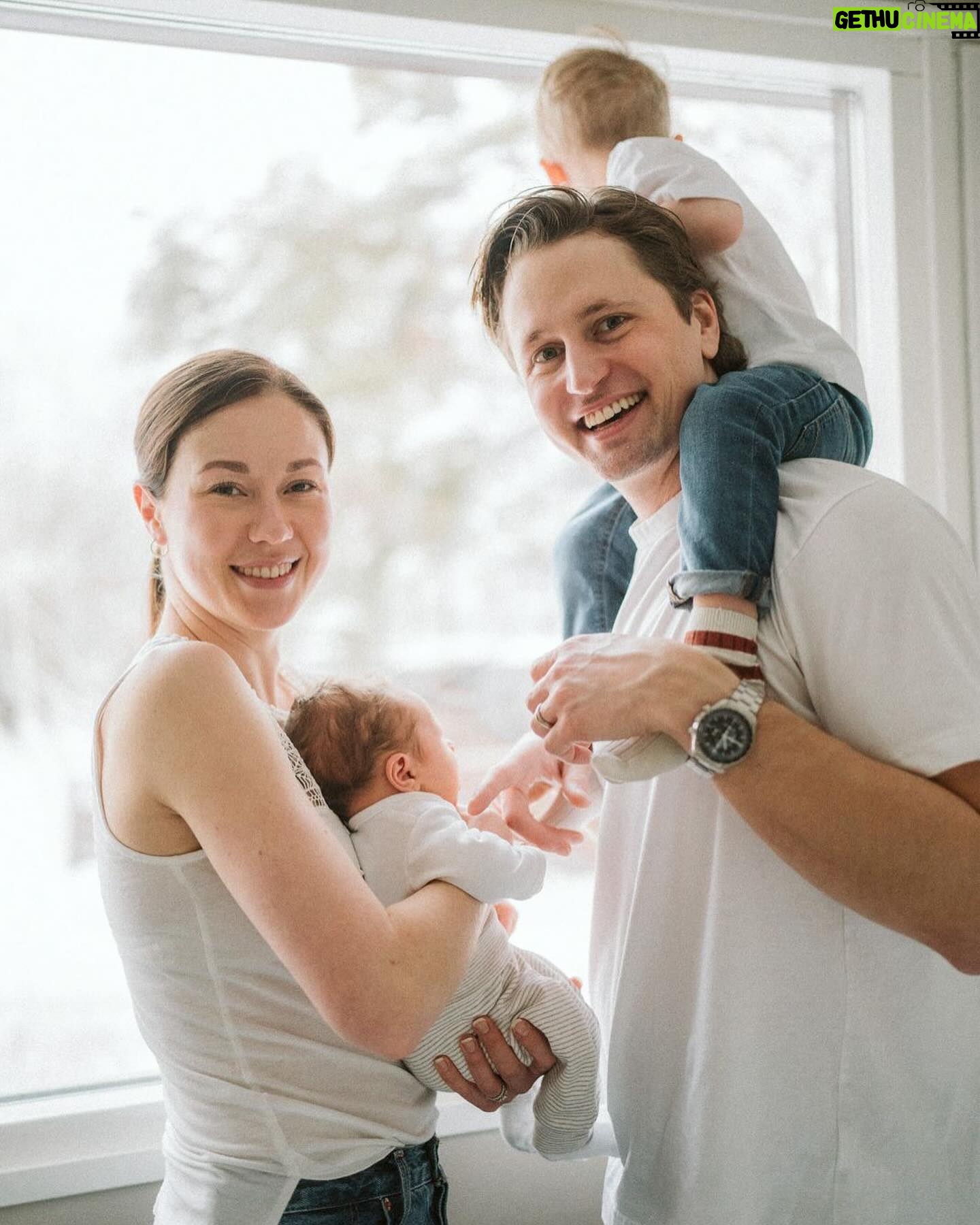 Laura Lepistö - 6.5K Likes - Kuluneella viikolla mm. juhlittiin meidän maailman parasta isiä🥳🎂, ja heitettiin aamun mutakakut lakanoille. Kuljettiin pulkalla päiväkotiin.
Hypistelin kirjaa ekaa kertaa kädessä, ja pohdittiin toimittajien kanssa niin urheilun valmennuskulttuuria kuin naisurheilijoiden terveyttä.💎
Tehtiin sohvasta pomppulinna ja rutistettiin toisiamme erityisen lujaa. Niin kiitollinen tästä ihmiskasasta.❤️ Pieninkin jo yhtäkkiä 4 kuukautta ehtinyt nähdä tätä meininkiä.🫣
P.s. Eka @nikistrbian’in ottama kuva päätyi myös kirjan kansien sisään.🫶🏼🙊
#arki