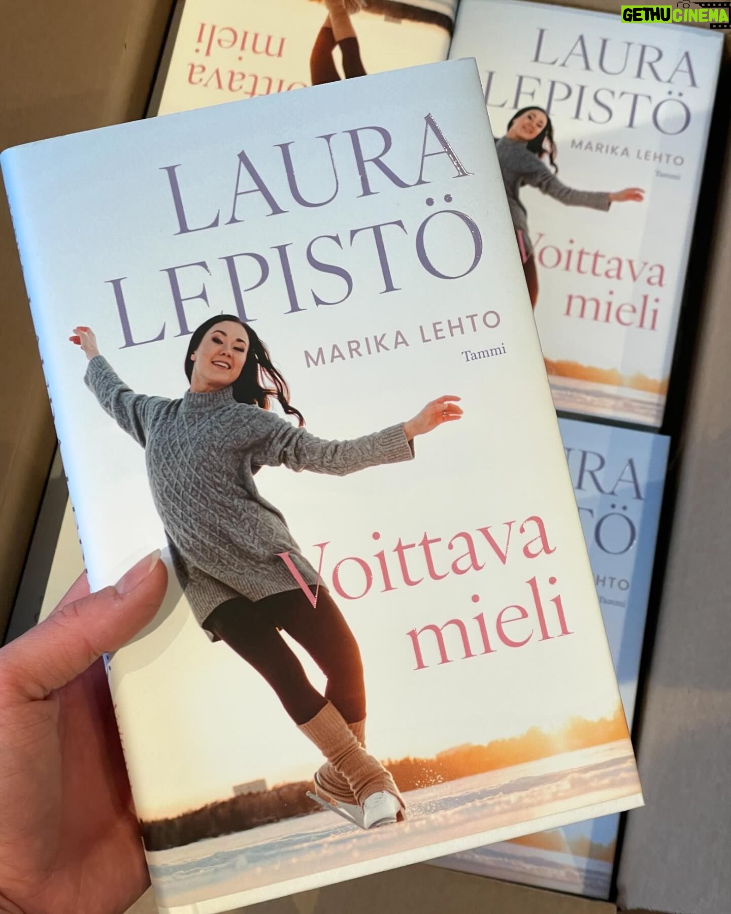 Laura Lepistö - 6.5K Likes - Kuluneella viikolla mm. juhlittiin meidän maailman parasta isiä🥳🎂, ja heitettiin aamun mutakakut lakanoille. Kuljettiin pulkalla päiväkotiin.
Hypistelin kirjaa ekaa kertaa kädessä, ja pohdittiin toimittajien kanssa niin urheilun valmennuskulttuuria kuin naisurheilijoiden terveyttä.💎
Tehtiin sohvasta pomppulinna ja rutistettiin toisiamme erityisen lujaa. Niin kiitollinen tästä ihmiskasasta.❤️ Pieninkin jo yhtäkkiä 4 kuukautta ehtinyt nähdä tätä meininkiä.🫣
P.s. Eka @nikistrbian’in ottama kuva päätyi myös kirjan kansien sisään.🫶🏼🙊
#arki