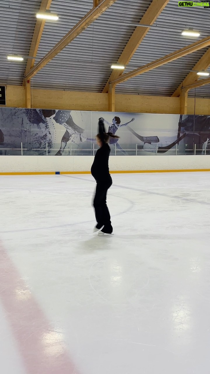 Laura Lepistö - 1.8K Likes - Spinning to the last 6 weeks of bump life.🙆🏽♀️🌀
Love the bump and love skating but not that much combined though…🙊😅
#spinning #figureskating #piruetti #bump #babybump #pregnancy