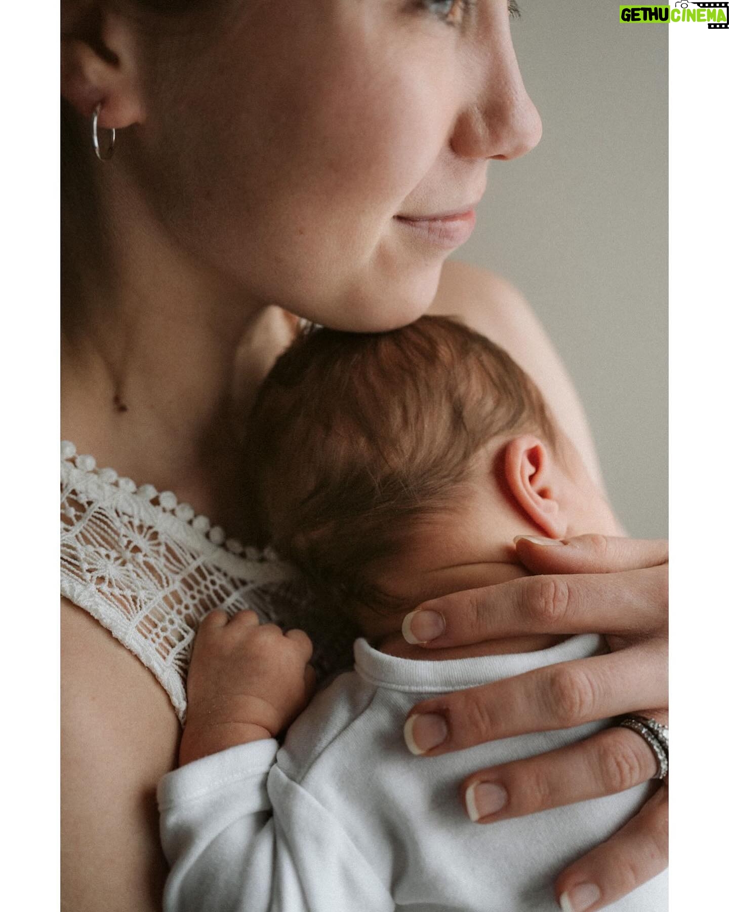 Laura Lepistö - 10.7K Likes - Se haikeus että tällaista pikkunyyttiä saa pitää sylissä vaan niin lyhyen hetken helpottaa vähän kun on 142 tällaista aarretta muistojen arkistoissa. Kiitos @nikistrbian taas meidän perhekansion täyttämisestä.❤️
#perhekuvaus #vauvakuvaus #familyportraits #babyshoot #babyphotography