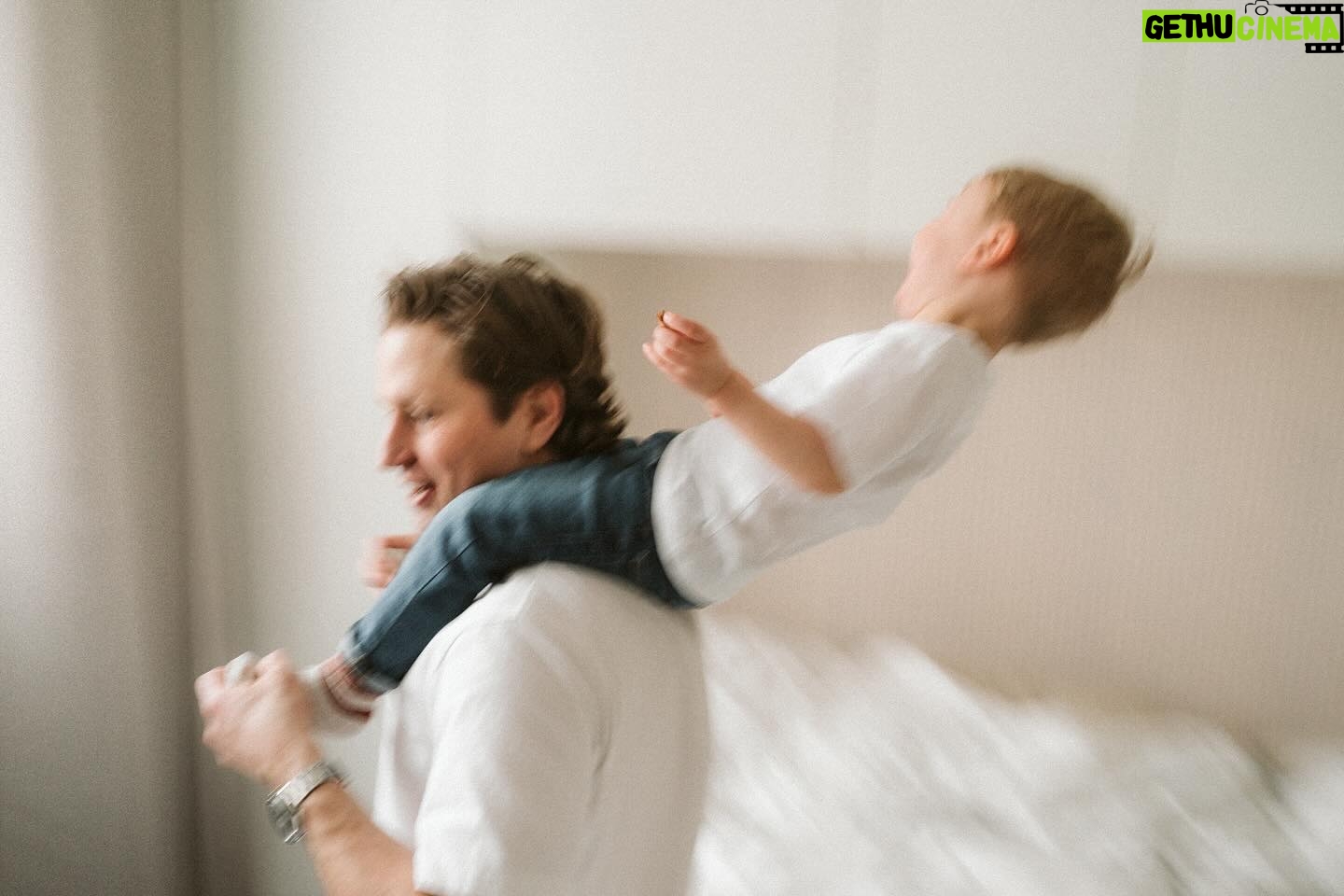 Laura Lepistö - 5.5K Likes - 36-vuotiaana tässä vähän kreisissä ihmiskasassa on kaikki.❤️🥳🎂
Kirjan myötä oon tehnyt viime aikoina paljon haastatteluita, ja aika yleinen kysymys on että mistä unelmoin. Tuntuu tylsältä sanoa, että en mä ehkä tällä hetkellä unelmoi mistään kummemmasta.😅 Tästä arjesta ja näistä tyypeistä oon joskus unelmoinut, ja nyt ne on tässä. Kaikessa kreisiydessään tää on kaukana mistään pumpuliunelmista, mutta just sen takia parasta.❤️
📷: @nikistrbian 🫶🏼
#kolkytjotain #suchislife #muntyypit