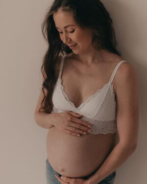 Laura Lepistö Instagram - Pieni takaisinheitto vielä raskausaikaan, sillä haluan nostaa sieltä pari mua niin paljon auttanutta, suurella sydämellä työtään tekevää naisyrittäjää.❤️✨ Sellasia turvaihmisiä, joita tarvitsee henkiseksi tueksi matkalle, kun keho ja mieli saattavat tuntua vierailta ja kaikki vähän epävarmalta. Heidän palveluiden pariin päädyin tuttujen suosittelujen kautta, joten tästä kapula eteenpäin:😘

💛Äitiysfysioterapia Katriina Pohjola @kehontarina @suhkmama : Katriinan kanssa on kuljettu kummatkin raskaudet. Eniten apua kaipasin raskausajan liikuntaan että tekee asiat oikein, sekä jälkitarkastuksessa tsekattiin miten aloittaa taas kehon herättely ja paluu treenaamiseen ja luisteluun. *käynnit saatu

💛Synnytysvalmennus ja raskausajan jooga @hamikuikka : Hamin joogatunti on kuin lämmin halaus! Ja synnytysvalmennus (kumppanin kanssa) aivan timanttinen. Sen jälkeen synnytystä alkoi oikein odottamaan yhteisenä kokemuksena, ja mieli oli rauhallinen ja odottava. Hamilta vuokrasin myös tens-laitteen, joka oli mulle nopean synnytyskokemuksen ylivoimainen pelastaja. 

💛 @hoitolaorganicspirit on alan pioneeri kaikkeen mahdolliseen kehon hoitoon ennen tai jälkeen synnytyksen. Myös vauvalle tai koko perheelle. Itse kävin Anna Doepelilla raskausajan osteopaattisessa hieronnassa, ja varaukset oli LA-viikolle synnytyksen stimulointihoitoihin niin osteopatialla kuin akupunktiollakin, mutta synnärille lähdettiinkin jo ennen niitä.😅 Annalla olen käynyt sekä maksavana asiakkaana että yhteistyön kautta.

Vinkkaa alle jos sulla on nostaa timanttisia turvaihmisiä ketä suosittelet muille.🥰

📷: @studioemmahuttu 

#raskaus #äitiysfysioterapia #lantionpohjanfysioterapia #raskausjooga #synnytysvalmennus #synnytys #tenslaite #organicspirit #raskaushieronta #osteopatia #akupunktio #vyöhyketerapia #joulukuiset #joulukuiset2023 #pregnancy #bumpphoto