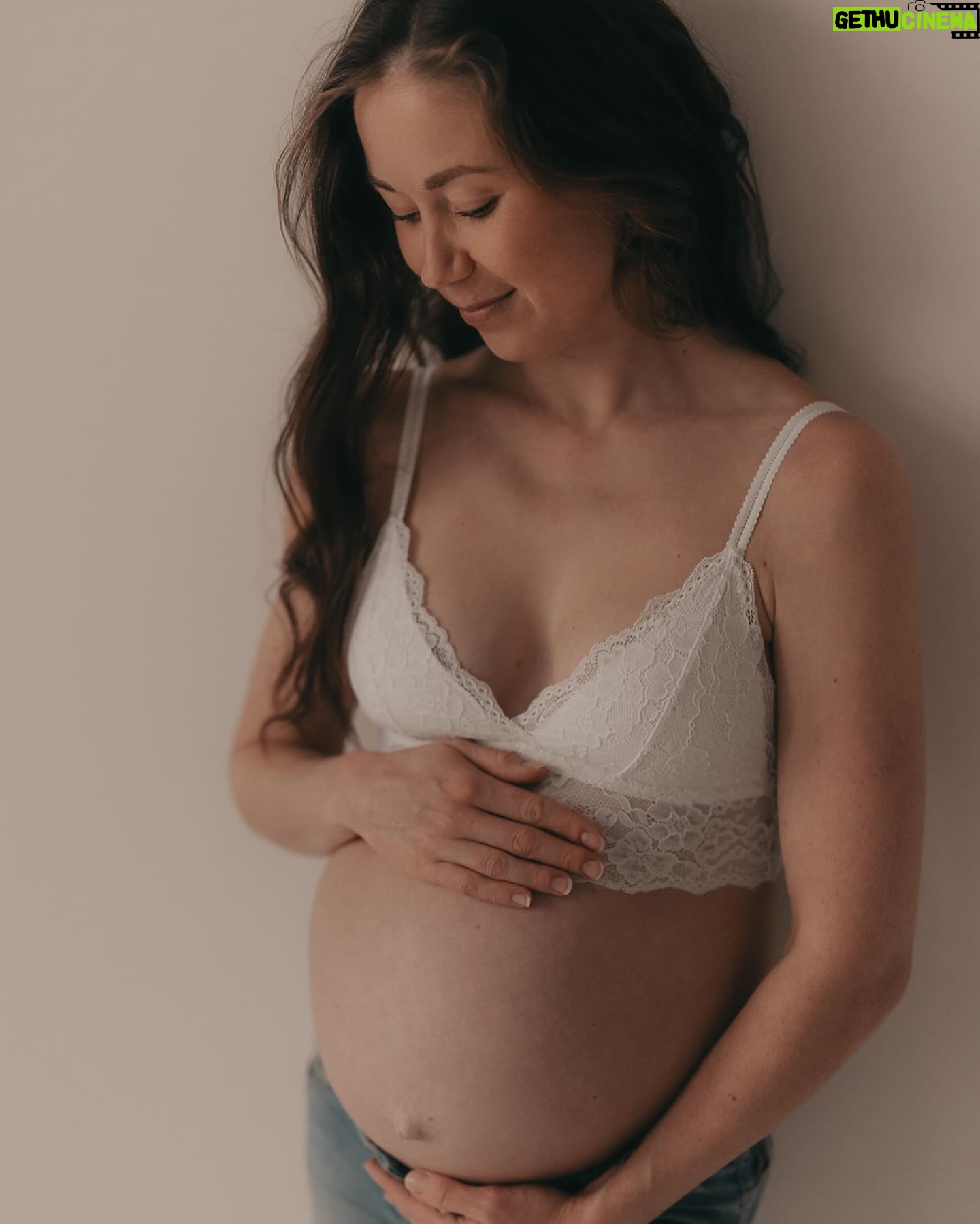 Laura Lepistö - 2.1K Likes - Pieni takaisinheitto vielä raskausaikaan, sillä haluan nostaa sieltä pari mua niin paljon auttanutta, suurella sydämellä työtään tekevää naisyrittäjää.❤️✨ Sellasia turvaihmisiä, joita tarvitsee henkiseksi tueksi matkalle, kun keho ja mieli saattavat tuntua vierailta ja kaikki vähän epävarmalta. Heidän palveluiden pariin päädyin tuttujen suosittelujen kautta, joten tästä kapula eteenpäin:😘
💛Äitiysfysioterapia Katriina Pohjola @kehontarina @suhkmama : Katriinan kanssa on kuljettu kummatkin raskaudet. Eniten apua kaipasin raskausajan liikuntaan että tekee asiat oikein, sekä jälkitarkastuksessa tsekattiin miten aloittaa taas kehon herättely ja paluu treenaamiseen ja luisteluun. *käynnit saatu
💛Synnytysvalmennus ja raskausajan jooga @hamikuikka : Hamin joogatunti on kuin lämmin halaus! Ja synnytysvalmennus (kumppanin kanssa) aivan timanttinen. Sen jälkeen synnytystä alkoi oikein odottamaan yhteisenä kokemuksena, ja mieli oli rauhallinen ja odottava. Hamilta vuokrasin myös tens-laitteen, joka oli mulle nopean synnytyskokemuksen ylivoimainen pelastaja.
💛 @hoitolaorganicspirit on alan pioneeri kaikkeen mahdolliseen kehon hoitoon ennen tai jälkeen synnytyksen. Myös vauvalle tai koko perheelle. Itse kävin Anna Doepelilla raskausajan osteopaattisessa hieronnassa, ja varaukset oli LA-viikolle synnytyksen stimulointihoitoihin niin osteopatialla kuin akupunktiollakin, mutta synnärille lähdettiinkin jo ennen niitä.😅 Annalla olen käynyt sekä maksavana asiakkaana että yhteistyön kautta.
Vinkkaa alle jos sulla on nostaa timanttisia turvaihmisiä ketä suosittelet muille.🥰
📷: @studioemmahuttu
#raskaus #äitiysfysioterapia #lantionpohjanfysioterapia #raskausjooga #synnytysvalmennus #synnytys #tenslaite #organicspirit #raskaushieronta #osteopatia #akupunktio #vyöhyketerapia #joulukuiset #joulukuiset2023 #pregnancy #bumpphoto