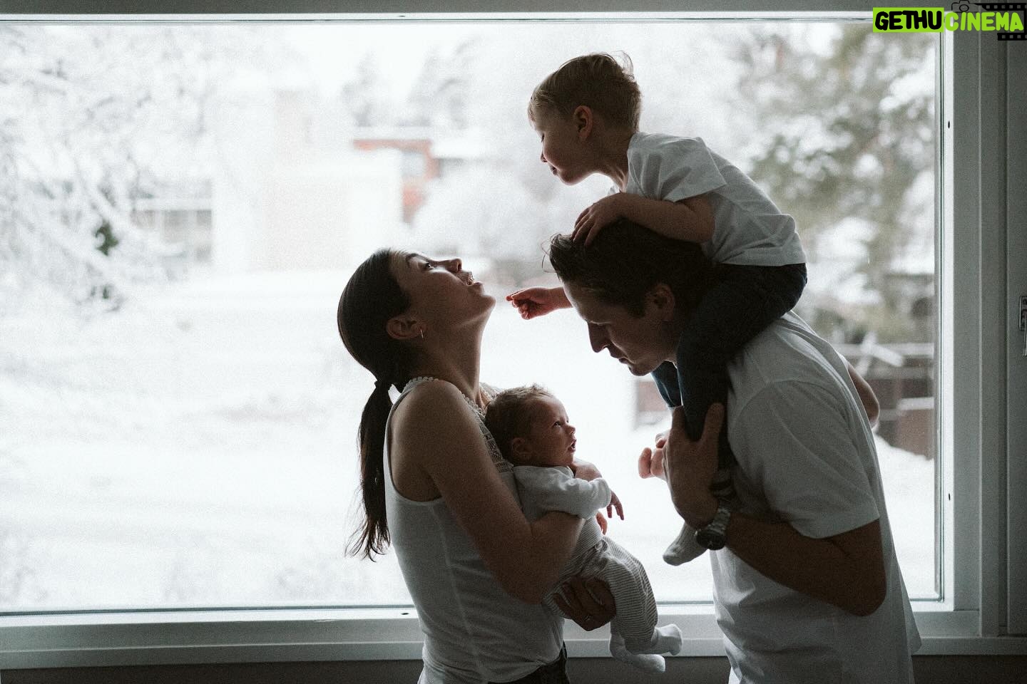 Laura Lepistö - 5.5K Likes - 36-vuotiaana tässä vähän kreisissä ihmiskasassa on kaikki.❤️🥳🎂
Kirjan myötä oon tehnyt viime aikoina paljon haastatteluita, ja aika yleinen kysymys on että mistä unelmoin. Tuntuu tylsältä sanoa, että en mä ehkä tällä hetkellä unelmoi mistään kummemmasta.😅 Tästä arjesta ja näistä tyypeistä oon joskus unelmoinut, ja nyt ne on tässä. Kaikessa kreisiydessään tää on kaukana mistään pumpuliunelmista, mutta just sen takia parasta.❤️
📷: @nikistrbian 🫶🏼
#kolkytjotain #suchislife #muntyypit