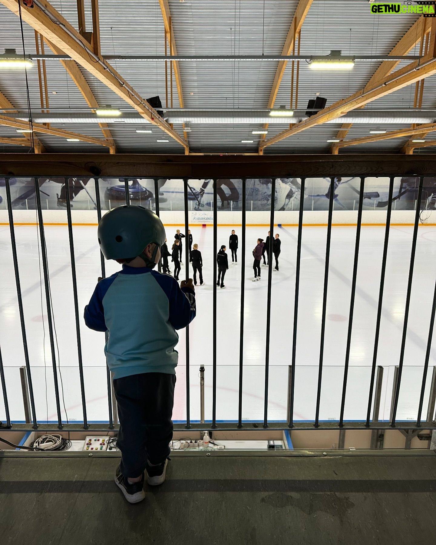 Laura Lepistö - 1.7K Likes - Välillä mietin että voishan sitä vauvavuotta toisellakin tapaa viettää.🤪🌪️⛸️ Mutta enpä vaihtais hetkeäkään, vaikka yrittäjänä vanhempainvapaa tuntuu aika suhteelliselta käsitteeltä. Ehkä vähän tummemmat silmänaluset kuin takavuosien leireillä mutta ihan parasta että näitä saa edelleen tehdä.🫶🏼
#lauranleirit #taitoluistelu #vauvavuosi #huoltojoukot #kisakallio #tanhuvaara