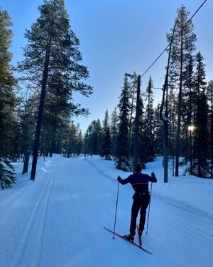 Laura Lepistö Instagram - 📍Ylläksen ympäri 
Kovasti on kyselty Ylläksen hiihtovinkkejä, joten tässäpä meidän lemppari.🫶🏼 Tallenna kevätlatuja tai ens talvea varten!☀️❄️

Jos haluat yhden pidemmän hiihtoretken tehdä kiireettä, niin hiihdä Ylläksen ympäri. MUTTA! Ehdottoman tärkein pointti on että menet oikeaan suuntaan eli vastapäivään.☝🏼😅 Eli Isomettän nousu kun vedetään ylöspäin, niin siihen suuntaan kiertäessä saa nautiskella reitin aikana enemmän laskuista ja meno on mukavampaa.😎

Me kun lähdetään Äkäslompolosta liikkeelle, niin Isomettän 1,5km noususta saa hyvän alkulämmön päälle.😁🔥 Pitstopit on tietty tärkein suunnitella etukäteen, sillä latukahvilan munkki on hiihtoretken must. Sopivina pysähdyspaikkoina toimii vaikkapa Aurinkotupa ja Latvamaja.

Kilsoja koko reitistä tulee reilu 30, mutta itselle ainakin näin telkkarista matkitulla sinne-päin-tekniikalla ja hyvällä peruskunnolla reitti on tosi mukava kun pitää vauhdin ja sykkeet maltillisena ja muistaa tankata. 

Swaippaa seuraaviin kuviin jossa reitti kartalla, ja stoorien puolella myös muutamat fiilikset reitin varrelta. Tee tää kiireettömänä päivänä ihanasta kelistä nauttien!☀️❄️

#ylläs #hiihto #hiihtovinkit #ylläsvinkit #visitylläs #visityllas #ylläksenympäri #maastohiihto #xcskiing #lapland #visitlapland #finnishlapland #lappi #lappivinkit