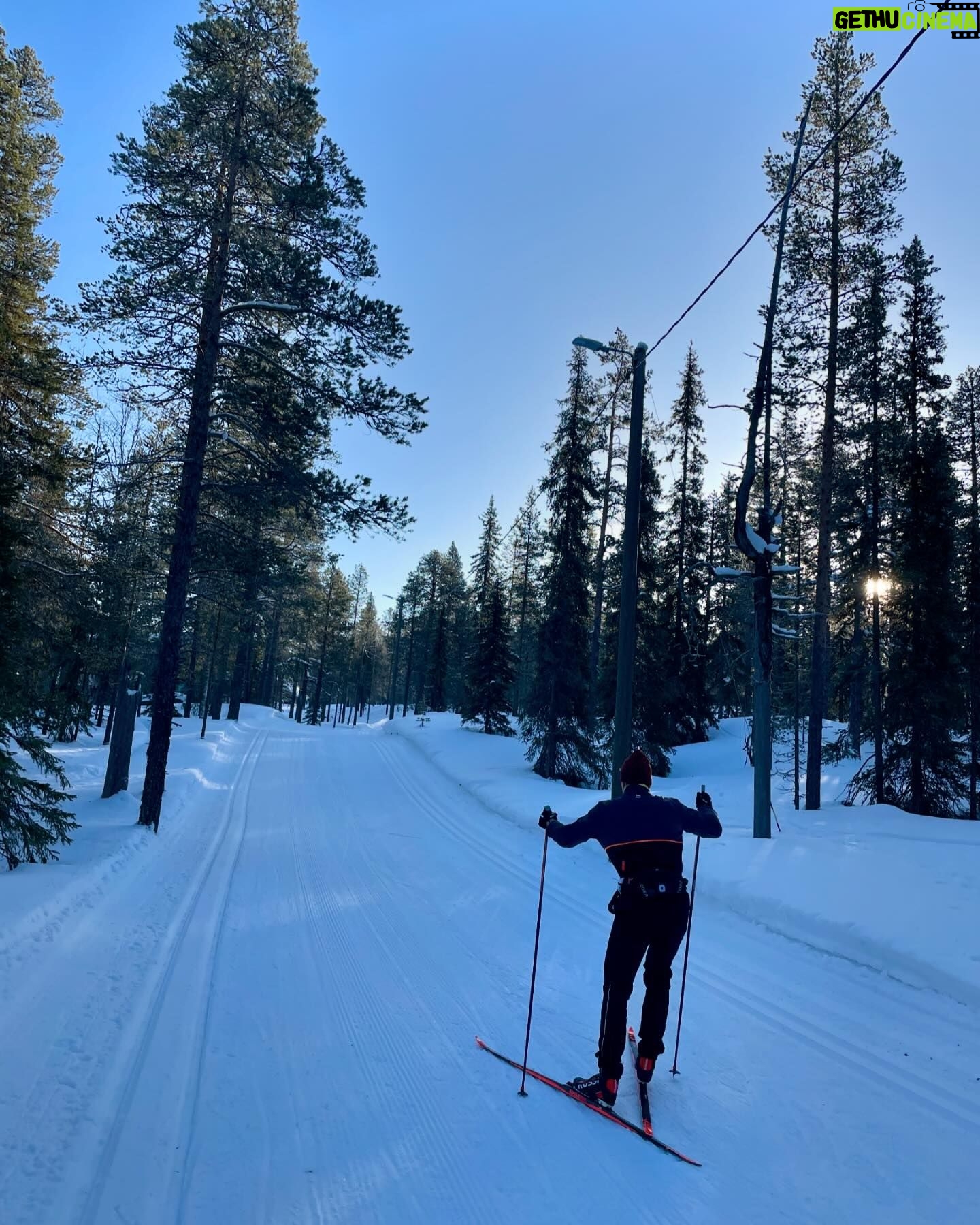 Laura Lepistö - 2.5K Likes - 📍Ylläksen ympäri
Kovasti on kyselty Ylläksen hiihtovinkkejä, joten tässäpä meidän lemppari.🫶🏼 Tallenna kevätlatuja tai ens talvea varten!☀️❄️
Jos haluat yhden pidemmän hiihtoretken tehdä kiireettä, niin hiihdä Ylläksen ympäri. MUTTA! Ehdottoman tärkein pointti on että menet oikeaan suuntaan eli vastapäivään.☝🏼😅 Eli Isomettän nousu kun vedetään ylöspäin, niin siihen suuntaan kiertäessä saa nautiskella reitin aikana enemmän laskuista ja meno on mukavampaa.😎
Me kun lähdetään Äkäslompolosta liikkeelle, niin Isomettän 1,5km noususta saa hyvän alkulämmön päälle.😁🔥 Pitstopit on tietty tärkein suunnitella etukäteen, sillä latukahvilan munkki on hiihtoretken must. Sopivina pysähdyspaikkoina toimii vaikkapa Aurinkotupa ja Latvamaja.
Kilsoja koko reitistä tulee reilu 30, mutta itselle ainakin näin telkkarista matkitulla sinne-päin-tekniikalla ja hyvällä peruskunnolla reitti on tosi mukava kun pitää vauhdin ja sykkeet maltillisena ja muistaa tankata.
Swaippaa seuraaviin kuviin jossa reitti kartalla, ja stoorien puolella myös muutamat fiilikset reitin varrelta. Tee tää kiireettömänä päivänä ihanasta kelistä nauttien!☀️❄️
#ylläs #hiihto #hiihtovinkit #ylläsvinkit #visitylläs #visityllas #ylläksenympäri #maastohiihto #xcskiing #lapland #visitlapland #finnishlapland #lappi #lappivinkit