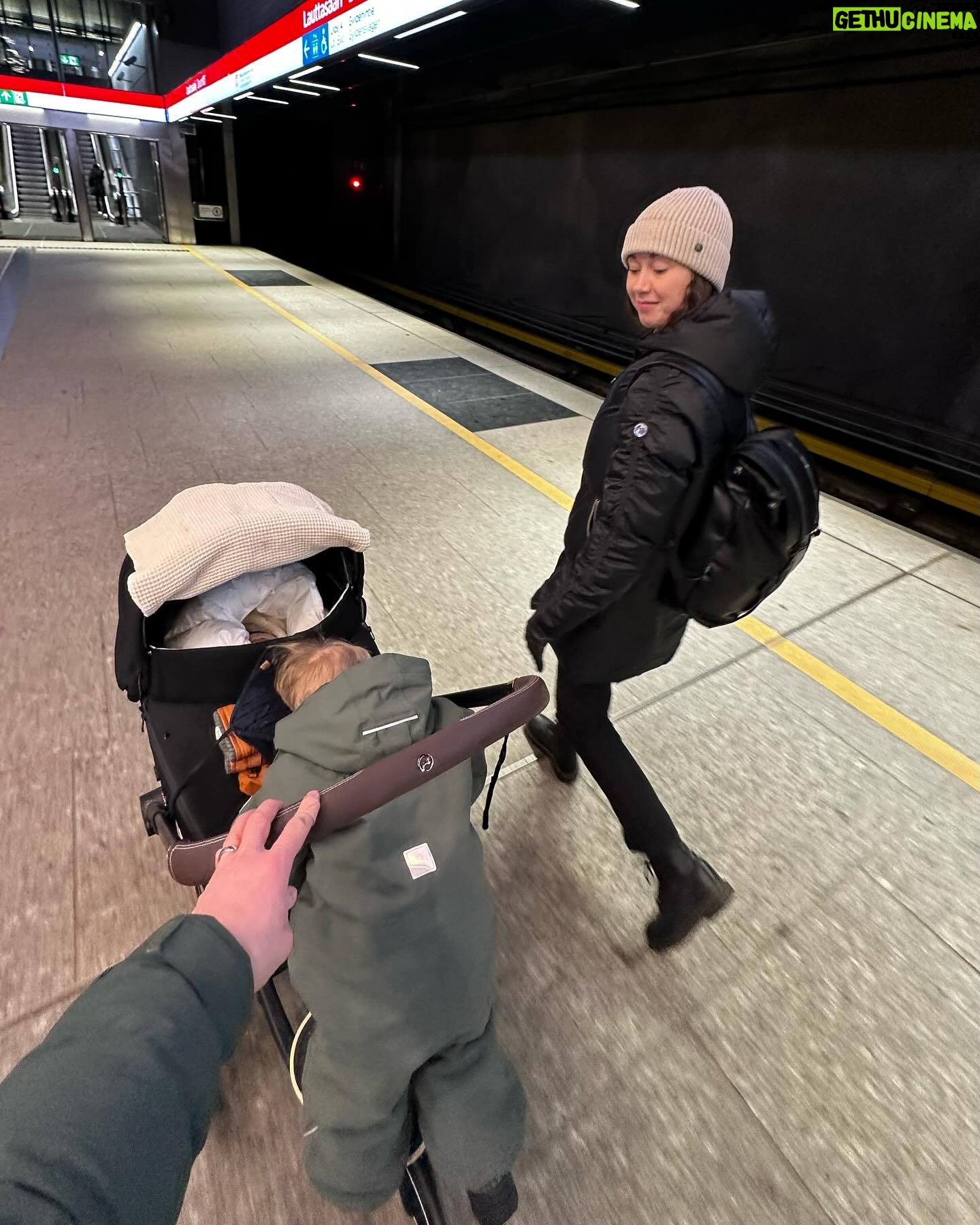 Laura Lepistö - 1.7K Likes - Ehdittiin sittenkin haistelemaan vielä joulutunnelmaa. Ja starttaamaan kenties yks perheen jouluperinne💫❤️
Tänään tuntui myös että ehkä elämä alkaa vielä voittamaan tässä uudenlaiseen perhedynamiikkaan sopeutumisessa.. 😮💨❤️
#joulu #christmasmarket #tuomaanmarkkinat