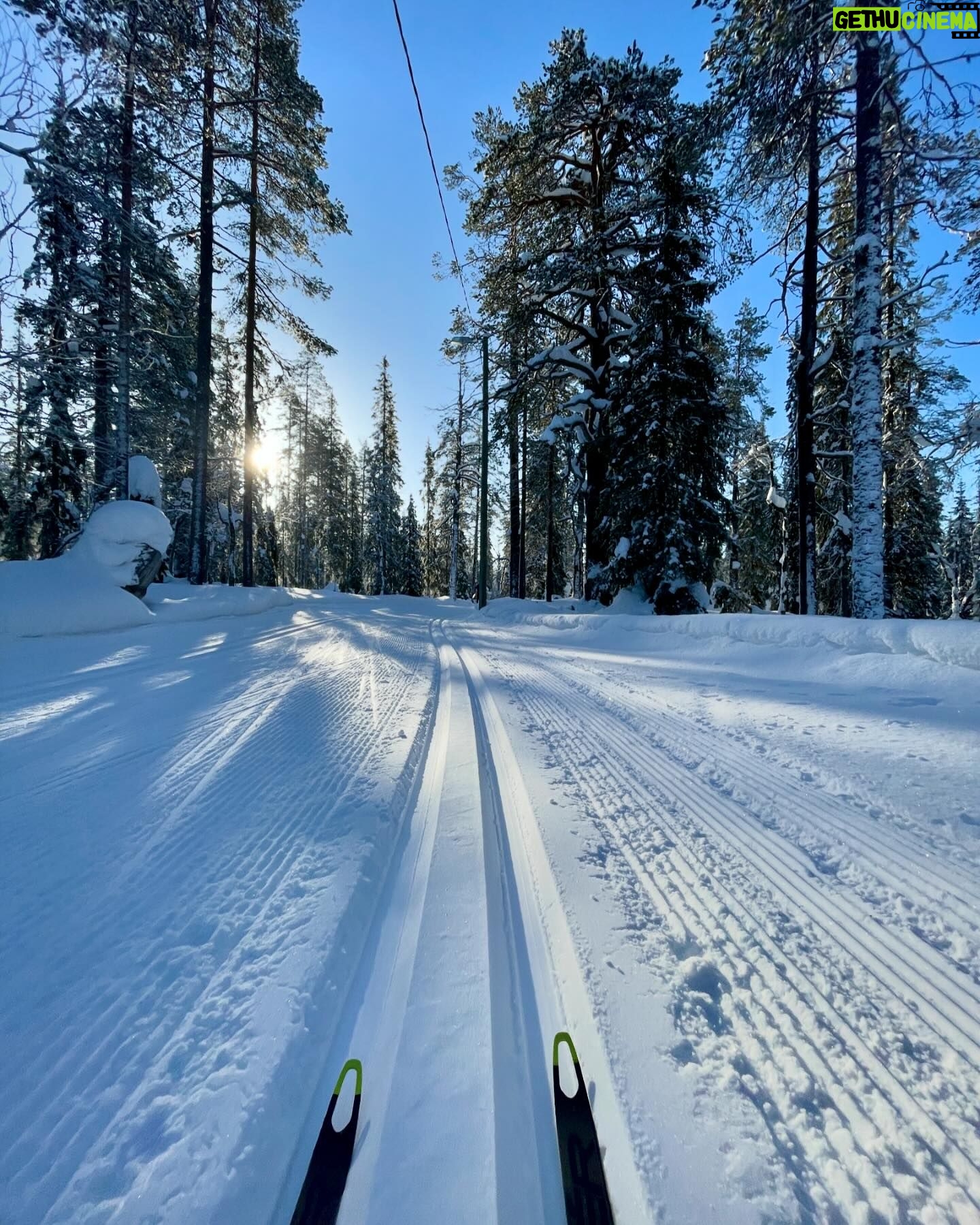 Laura Lepistö - 2.5K Likes - 📍Ylläksen ympäri
Kovasti on kyselty Ylläksen hiihtovinkkejä, joten tässäpä meidän lemppari.🫶🏼 Tallenna kevätlatuja tai ens talvea varten!☀️❄️
Jos haluat yhden pidemmän hiihtoretken tehdä kiireettä, niin hiihdä Ylläksen ympäri. MUTTA! Ehdottoman tärkein pointti on että menet oikeaan suuntaan eli vastapäivään.☝🏼😅 Eli Isomettän nousu kun vedetään ylöspäin, niin siihen suuntaan kiertäessä saa nautiskella reitin aikana enemmän laskuista ja meno on mukavampaa.😎
Me kun lähdetään Äkäslompolosta liikkeelle, niin Isomettän 1,5km noususta saa hyvän alkulämmön päälle.😁🔥 Pitstopit on tietty tärkein suunnitella etukäteen, sillä latukahvilan munkki on hiihtoretken must. Sopivina pysähdyspaikkoina toimii vaikkapa Aurinkotupa ja Latvamaja.
Kilsoja koko reitistä tulee reilu 30, mutta itselle ainakin näin telkkarista matkitulla sinne-päin-tekniikalla ja hyvällä peruskunnolla reitti on tosi mukava kun pitää vauhdin ja sykkeet maltillisena ja muistaa tankata.
Swaippaa seuraaviin kuviin jossa reitti kartalla, ja stoorien puolella myös muutamat fiilikset reitin varrelta. Tee tää kiireettömänä päivänä ihanasta kelistä nauttien!☀️❄️
#ylläs #hiihto #hiihtovinkit #ylläsvinkit #visitylläs #visityllas #ylläksenympäri #maastohiihto #xcskiing #lapland #visitlapland #finnishlapland #lappi #lappivinkit