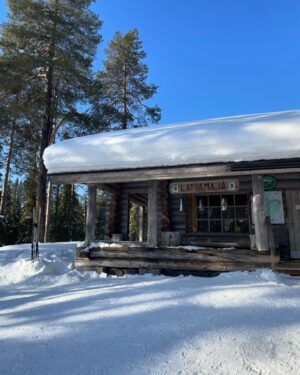 Laura Lepistö Instagram - 📍Ylläksen ympäri 
Kovasti on kyselty Ylläksen hiihtovinkkejä, joten tässäpä meidän lemppari.🫶🏼 Tallenna kevätlatuja tai ens talvea varten!☀️❄️

Jos haluat yhden pidemmän hiihtoretken tehdä kiireettä, niin hiihdä Ylläksen ympäri. MUTTA! Ehdottoman tärkein pointti on että menet oikeaan suuntaan eli vastapäivään.☝🏼😅 Eli Isomettän nousu kun vedetään ylöspäin, niin siihen suuntaan kiertäessä saa nautiskella reitin aikana enemmän laskuista ja meno on mukavampaa.😎

Me kun lähdetään Äkäslompolosta liikkeelle, niin Isomettän 1,5km noususta saa hyvän alkulämmön päälle.😁🔥 Pitstopit on tietty tärkein suunnitella etukäteen, sillä latukahvilan munkki on hiihtoretken must. Sopivina pysähdyspaikkoina toimii vaikkapa Aurinkotupa ja Latvamaja.

Kilsoja koko reitistä tulee reilu 30, mutta itselle ainakin näin telkkarista matkitulla sinne-päin-tekniikalla ja hyvällä peruskunnolla reitti on tosi mukava kun pitää vauhdin ja sykkeet maltillisena ja muistaa tankata. 

Swaippaa seuraaviin kuviin jossa reitti kartalla, ja stoorien puolella myös muutamat fiilikset reitin varrelta. Tee tää kiireettömänä päivänä ihanasta kelistä nauttien!☀️❄️

#ylläs #hiihto #hiihtovinkit #ylläsvinkit #visitylläs #visityllas #ylläksenympäri #maastohiihto #xcskiing #lapland #visitlapland #finnishlapland #lappi #lappivinkit