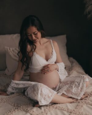 Laura Lepistö Instagram - Tähän vatsan paijailun äärelle on pysähtynyt murto-osan verran esikoisen odotukseen verrattuna.🧡

Toisaalta siihen havahtuu nyt haikeudella, ja toisaalta tuntee jännänlaista syyllisyyttä siitä etten koe nauttineeni tästä raskaudesta kovinkaan. Ristiriitaiset tunteetkin on kai sallittu, kun seilaa tässä perheen, työuran edistämisen ja itsensä haastamisen, oman ajan ja sosiaalisen elämän tasapainoilussa. Silti niin äärimmäisen onnekas ja kiitollinen olo että ollaan nyt tässä – enkä ole ikinä ajatellutkaan ettäkö ristiriitaiset tunteet vähentäisi mitenkään onnellisuutta. Niitähän tää elämä on vaiheineen täynnä. Uutta vaihetta kohti.✨

📷: @studioemmahuttu 

#raskaus #pregnancy #joulukuiset #perhe #vanhemmuus #studioemmahuttu