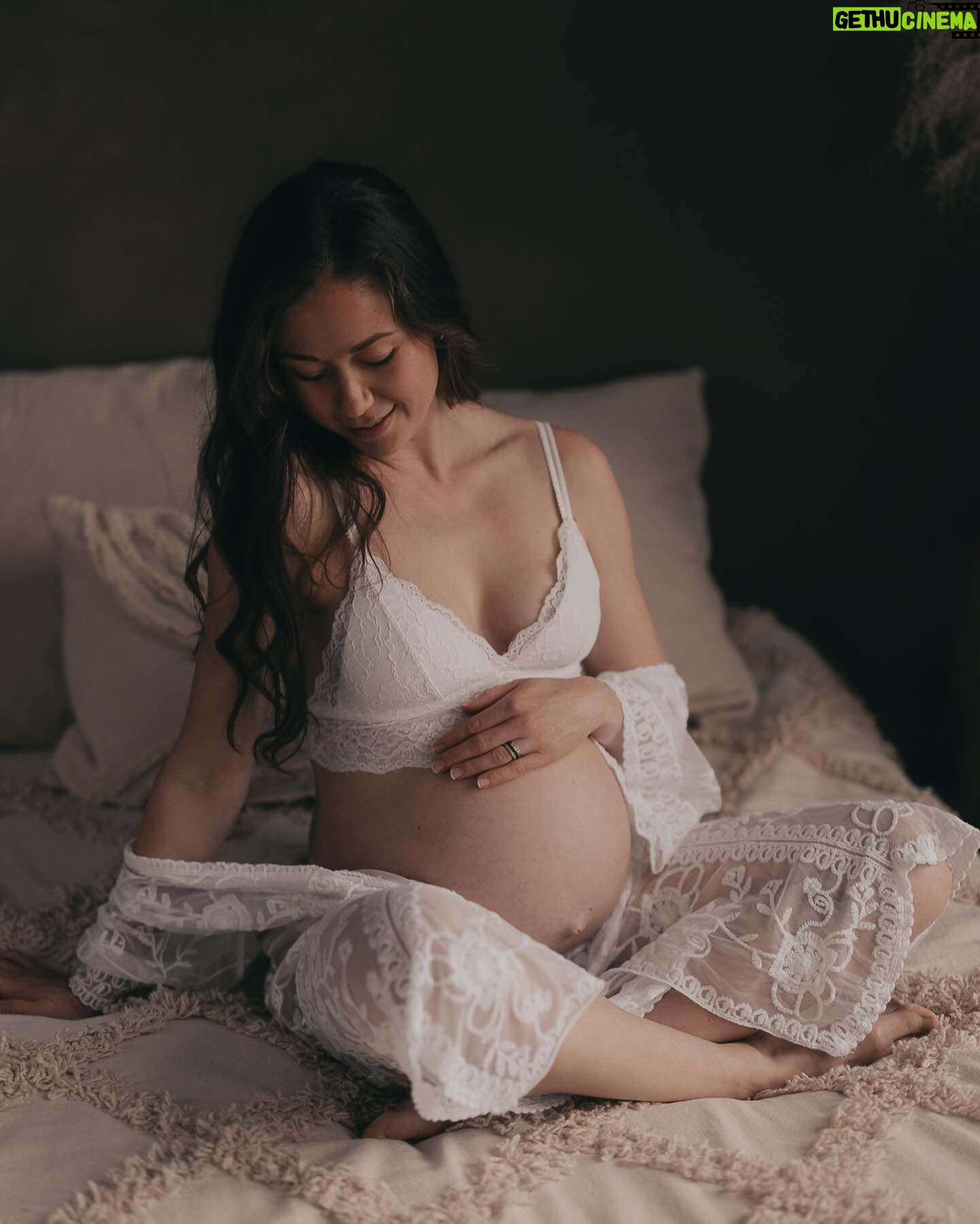 Laura Lepistö - 4.6K Likes - Tähän vatsan paijailun äärelle on pysähtynyt murto-osan verran esikoisen odotukseen verrattuna.🧡
Toisaalta siihen havahtuu nyt haikeudella, ja toisaalta tuntee jännänlaista syyllisyyttä siitä etten koe nauttineeni tästä raskaudesta kovinkaan. Ristiriitaiset tunteetkin on kai sallittu, kun seilaa tässä perheen, työuran edistämisen ja itsensä haastamisen, oman ajan ja sosiaalisen elämän tasapainoilussa. Silti niin äärimmäisen onnekas ja kiitollinen olo että ollaan nyt tässä – enkä ole ikinä ajatellutkaan ettäkö ristiriitaiset tunteet vähentäisi mitenkään onnellisuutta. Niitähän tää elämä on vaiheineen täynnä. Uutta vaihetta kohti.✨
📷: @studioemmahuttu
#raskaus #pregnancy #joulukuiset #perhe #vanhemmuus #studioemmahuttu