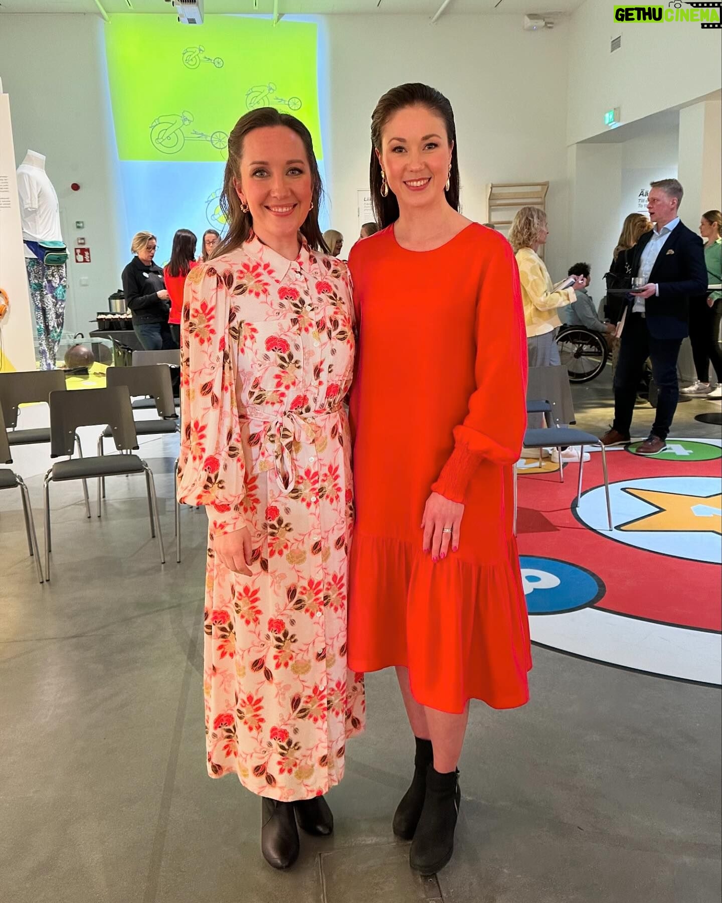 Laura Lepistö - 1.5K Likes - Kuvasatoa viikolta💛✨📚
Eniten on lämmittänyt mieltä teidän palaute, ja että kirjan aiheet resonoi ja antaa valtavasti ajatuksia!🥹❤️ Jopa asiantuntijoilta. Jatketaan todellakin keskusteluja!
Tän päivän @iltasanomat on myös etukäteen tehty laajempi artikkeli. Juttu oli hyvin tehty, mutta ainahan niiden aiheiden kontekstin ymmärtää vaan kirjaa lukien.
Kirjan voit tilata suoraan minulta signeerattuna (linkki profiilissa), tai löydät sen kirjakaupoista sekä kuuntelupalveluista ainakin @bookbeat.fi , @storytel_fi ja @podimo_fi . Nyt viettelemään rennompaa viikonloppua😮💨😂❤️
👗P.s. Koska tätä on kysytty tärkeänä yksityiskohtana niin valtavasti, niin mun mekko on @aarikka !😁 Ihana Verla, tän kevään mallistoa.😍❤️ *pr-lahja
#voittavamieli #kirja #kirjagram #tammikirjat #elämäkerta #taitoluistelu #urheilu #urheilupsykologia
