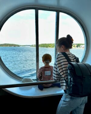 Laura Lepistö Instagram - Eka vuorokausi karavaanarielämää✅🛳️🇸🇪

Memory lanella suoraan 90-luvun lapsuuden risteilyihin ja glitter-kasvomaalauksiin.🤩 Miten se pallomeri onkin aina vaan niin pop?🫧

Katellaan eka yöpyminen vielä autossa ennen kuin uskalletaan antaa ensifiilisraporttia.😂

#karavaanielämää #karavaanarit