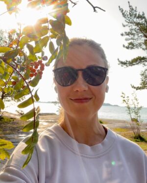 Laura Lepistö Instagram - 4kk laskettuun aikaan, ja mindsettinä sellanen lempeä pienten hyvien valintojen syksy.🍃🍁 Who’s in?👋🏼 

Mä ajattelin pitää alitajunnassa ainakin nää, joista voi sopivasti valita sit tilanteen mukaan:

🍃Passiivisen työn vastapainoksi keholle päivittäistä liikettä: kiertoreittejä kävellen, lyhyitä lihaskuntotreenejä kehoa ja voimavaroja kuunnellen, vetreän olon ylläpitämistä. Tää tekee mulla mielelle eniten ihmeitä!
🍃Luontoa useamman kerran viikossa
🍃Treffejä ystävien kanssa (näitä pal-jon☝🏼😁)
🍃Powernappien salliminen jos tarve (miks se onkin niin vaikeaa..?🤔)
🍃Äitiysfysioterapeutin apu kultaakin kalliimpaa
🍃Raskausajan joogatunnit (tänään oli eka!🫶🏼)
🍃Hello again säntillinen rautakuuri😅
🍃Hieronnassa käyminen 

Nää riittää, ettei mee suorittamiseks.😁

#hyvinvointi #pienetvalinnat #syksy