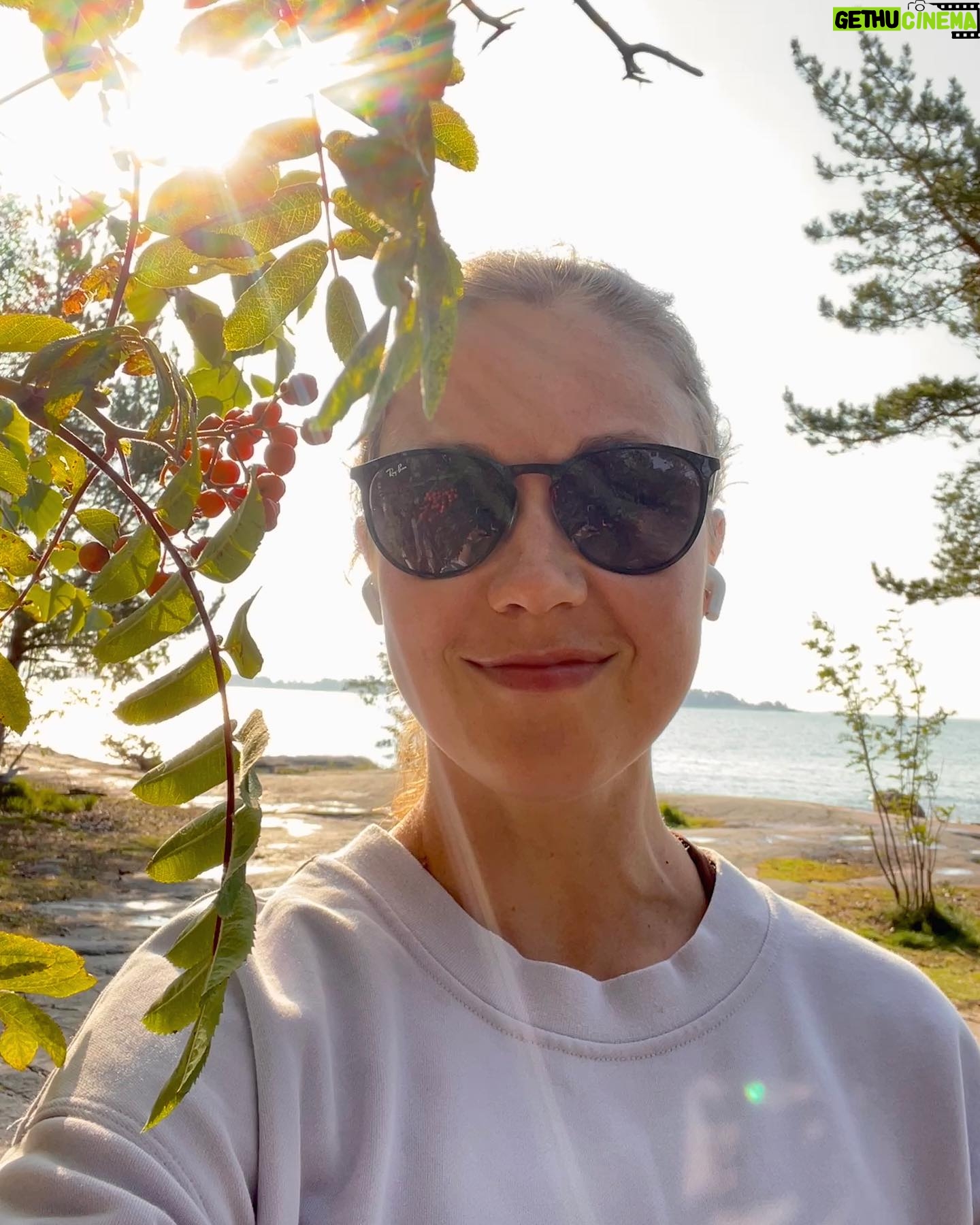 Laura Lepistö - 1.6K Likes - 4kk laskettuun aikaan, ja mindsettinä sellanen lempeä pienten hyvien valintojen syksy.🍃🍁 Who’s in?👋🏼
Mä ajattelin pitää alitajunnassa ainakin nää, joista voi sopivasti valita sit tilanteen mukaan:
🍃Passiivisen työn vastapainoksi keholle päivittäistä liikettä: kiertoreittejä kävellen, lyhyitä lihaskuntotreenejä kehoa ja voimavaroja kuunnellen, vetreän olon ylläpitämistä. Tää tekee mulla mielelle eniten ihmeitä!
🍃Luontoa useamman kerran viikossa
🍃Treffejä ystävien kanssa (näitä pal-jon☝🏼😁)
🍃Powernappien salliminen jos tarve (miks se onkin niin vaikeaa..?🤔)
🍃Äitiysfysioterapeutin apu kultaakin kalliimpaa
🍃Raskausajan joogatunnit (tänään oli eka!🫶🏼)
🍃Hello again säntillinen rautakuuri😅
🍃Hieronnassa käyminen
Nää riittää, ettei mee suorittamiseks.😁
#hyvinvointi #pienetvalinnat #syksy