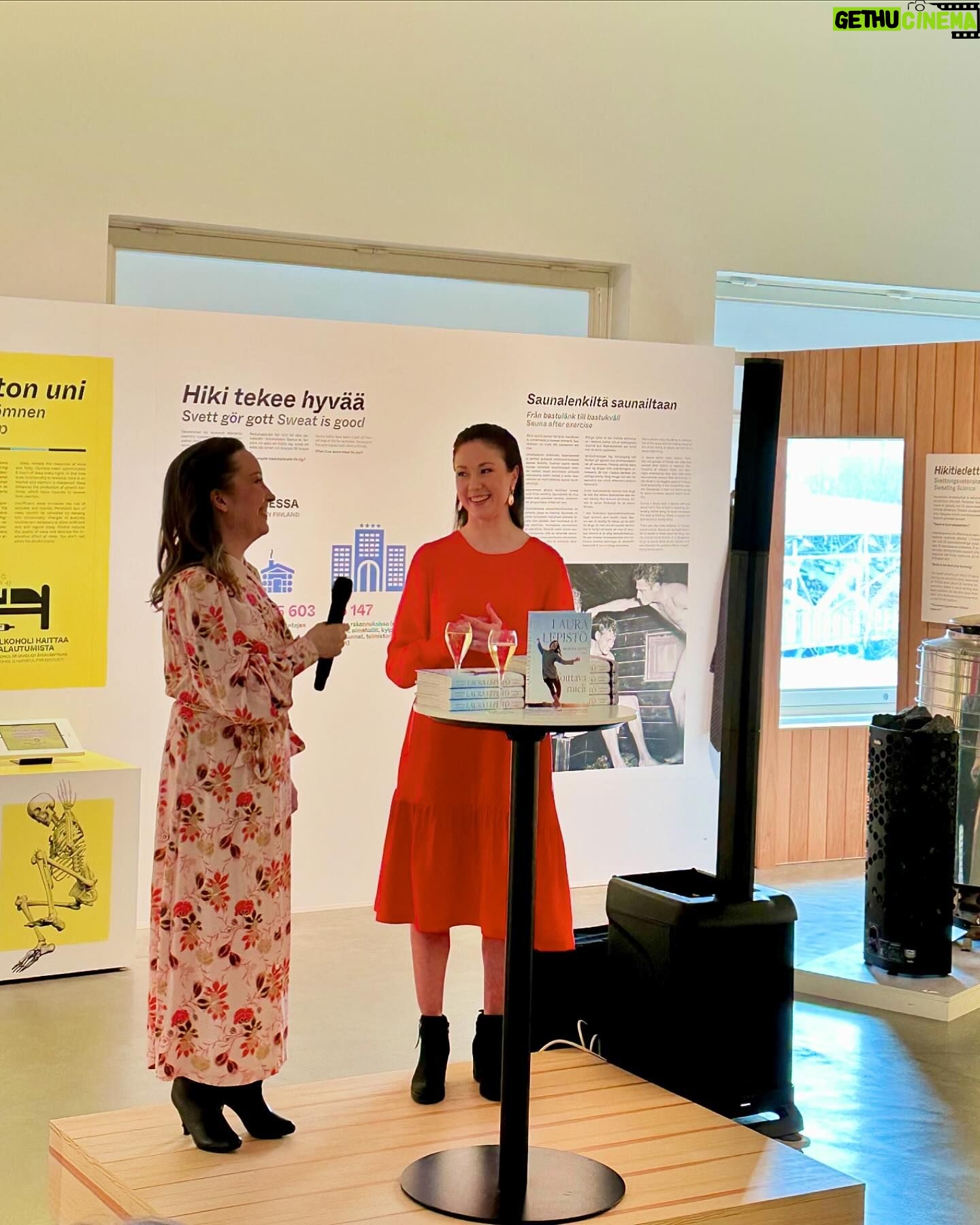 Laura Lepistö - 1.5K Likes - Kuvasatoa viikolta💛✨📚
Eniten on lämmittänyt mieltä teidän palaute, ja että kirjan aiheet resonoi ja antaa valtavasti ajatuksia!🥹❤️ Jopa asiantuntijoilta. Jatketaan todellakin keskusteluja!
Tän päivän @iltasanomat on myös etukäteen tehty laajempi artikkeli. Juttu oli hyvin tehty, mutta ainahan niiden aiheiden kontekstin ymmärtää vaan kirjaa lukien.
Kirjan voit tilata suoraan minulta signeerattuna (linkki profiilissa), tai löydät sen kirjakaupoista sekä kuuntelupalveluista ainakin @bookbeat.fi , @storytel_fi ja @podimo_fi . Nyt viettelemään rennompaa viikonloppua😮💨😂❤️
👗P.s. Koska tätä on kysytty tärkeänä yksityiskohtana niin valtavasti, niin mun mekko on @aarikka !😁 Ihana Verla, tän kevään mallistoa.😍❤️ *pr-lahja
#voittavamieli #kirja #kirjagram #tammikirjat #elämäkerta #taitoluistelu #urheilu #urheilupsykologia