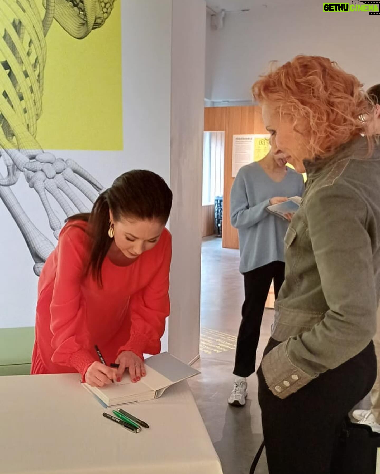 Laura Lepistö - 1.5K Likes - Kuvasatoa viikolta💛✨📚
Eniten on lämmittänyt mieltä teidän palaute, ja että kirjan aiheet resonoi ja antaa valtavasti ajatuksia!🥹❤️ Jopa asiantuntijoilta. Jatketaan todellakin keskusteluja!
Tän päivän @iltasanomat on myös etukäteen tehty laajempi artikkeli. Juttu oli hyvin tehty, mutta ainahan niiden aiheiden kontekstin ymmärtää vaan kirjaa lukien.
Kirjan voit tilata suoraan minulta signeerattuna (linkki profiilissa), tai löydät sen kirjakaupoista sekä kuuntelupalveluista ainakin @bookbeat.fi , @storytel_fi ja @podimo_fi . Nyt viettelemään rennompaa viikonloppua😮💨😂❤️
👗P.s. Koska tätä on kysytty tärkeänä yksityiskohtana niin valtavasti, niin mun mekko on @aarikka !😁 Ihana Verla, tän kevään mallistoa.😍❤️ *pr-lahja
#voittavamieli #kirja #kirjagram #tammikirjat #elämäkerta #taitoluistelu #urheilu #urheilupsykologia
