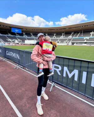 Laura Lepistö Instagram - Ilmassa on suuren urheilujuhlan tuntua🥳🏅💛

Aijai tekispä ens vuonna mieli vetää vielä parikymppiä pidempikin reitti näissä karkeloissa.🙊🤩

#hcrd #minimarathon