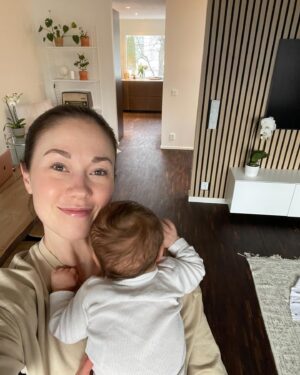 Laura Lepistö Instagram - I 🤎 meidän lattia🫶🏼
*kaupallisessa yhteistyössä @parkettistudio kanssa
Tunnen välillä pistoja sydämessä kun kysellään voisinko näyttää rempan lopputuloksia..😅🙈 Vaikka kaikenlaisia listoja vielä puuttuu, niin piikkuhiljaa alkaa tässä arjessa viimeisetkin naputukset löytämään paikkansa ja me kyllä viihdytään uudessa kodissa ihan älyttömän hyvin.❤️

Stooreissa jaan ”pikkuraportin” meidän lattiaprojektista. Meiltä niin aito lämmin suositus @parkettistudio’n nuorille yrittäjille, jotka loihti vanhasta elämää nähneestä savutammiparketista meidän kodin persoonallisen lämpimän sydämen.🤎 Vanhasta tuli parempi kuin uusi.😍🙏🏼

Swaippaa ennen/jälkeen -kuviin, joita löytyy myös stooreista!👉🏼

#parkettistudio #lattia #lattiankunnostus #parketti #parketinkunnostus #parketinhionta #savutammiparketti #70luvunasunto