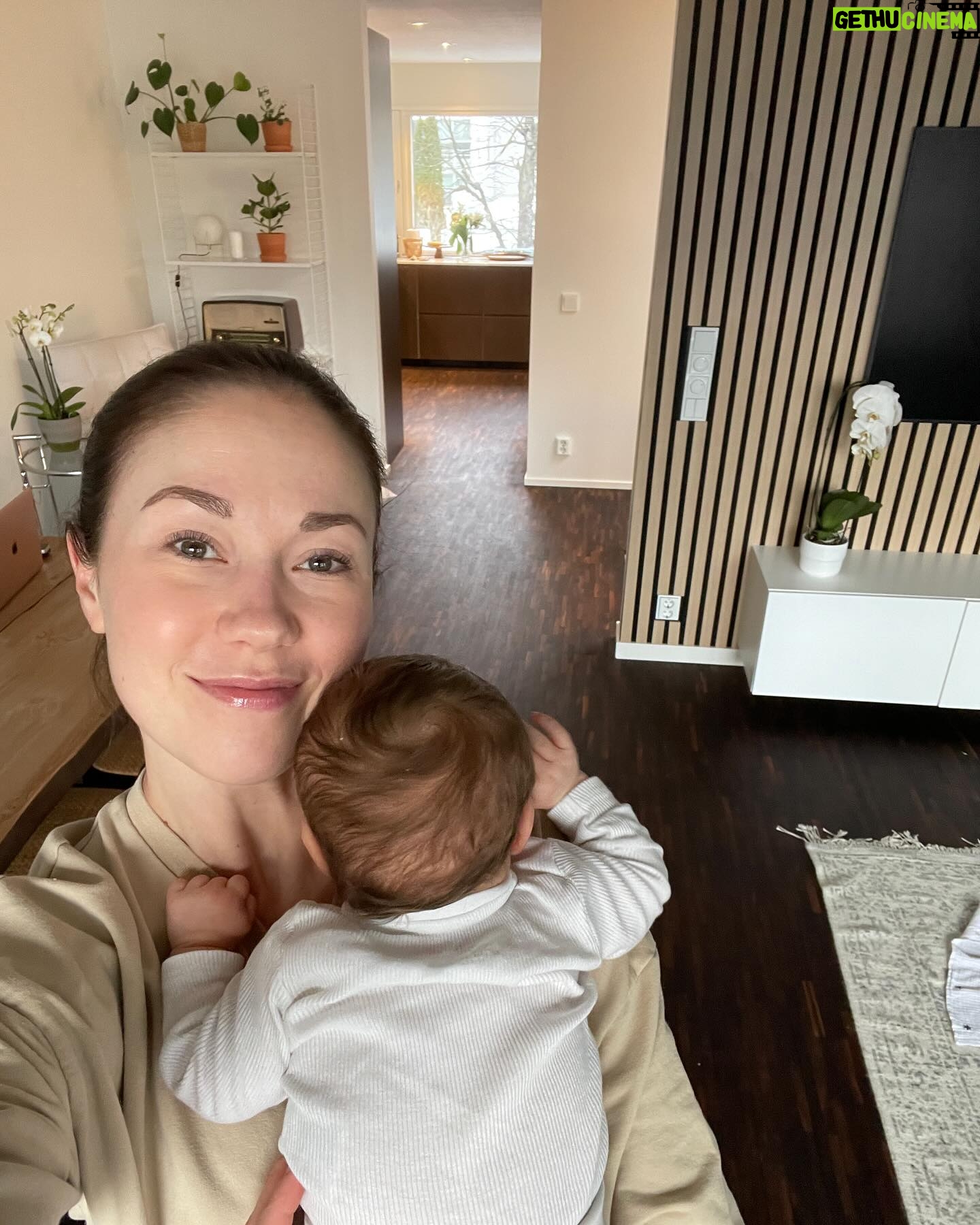 Laura Lepistö - 3.5K Likes - I 🤎 meidän lattia🫶🏼
*kaupallisessa yhteistyössä @parkettistudio kanssa
Tunnen välillä pistoja sydämessä kun kysellään voisinko näyttää rempan lopputuloksia..😅🙈 Vaikka kaikenlaisia listoja vielä puuttuu, niin piikkuhiljaa alkaa tässä arjessa viimeisetkin naputukset löytämään paikkansa ja me kyllä viihdytään uudessa kodissa ihan älyttömän hyvin.❤️
Stooreissa jaan ”pikkuraportin” meidän lattiaprojektista. Meiltä niin aito lämmin suositus @parkettistudio’n nuorille yrittäjille, jotka loihti vanhasta elämää nähneestä savutammiparketista meidän kodin persoonallisen lämpimän sydämen.🤎 Vanhasta tuli parempi kuin uusi.😍🙏🏼
Swaippaa ennen/jälkeen -kuviin, joita löytyy myös stooreista!👉🏼
#parkettistudio #lattia #lattiankunnostus #parketti #parketinkunnostus #parketinhionta #savutammiparketti #70luvunasunto