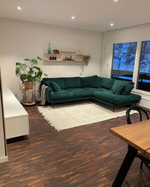 Laura Lepistö Instagram - I 🤎 meidän lattia🫶🏼
*kaupallisessa yhteistyössä @parkettistudio kanssa
Tunnen välillä pistoja sydämessä kun kysellään voisinko näyttää rempan lopputuloksia..😅🙈 Vaikka kaikenlaisia listoja vielä puuttuu, niin piikkuhiljaa alkaa tässä arjessa viimeisetkin naputukset löytämään paikkansa ja me kyllä viihdytään uudessa kodissa ihan älyttömän hyvin.❤️

Stooreissa jaan ”pikkuraportin” meidän lattiaprojektista. Meiltä niin aito lämmin suositus @parkettistudio’n nuorille yrittäjille, jotka loihti vanhasta elämää nähneestä savutammiparketista meidän kodin persoonallisen lämpimän sydämen.🤎 Vanhasta tuli parempi kuin uusi.😍🙏🏼

Swaippaa ennen/jälkeen -kuviin, joita löytyy myös stooreista!👉🏼

#parkettistudio #lattia #lattiankunnostus #parketti #parketinkunnostus #parketinhionta #savutammiparketti #70luvunasunto
