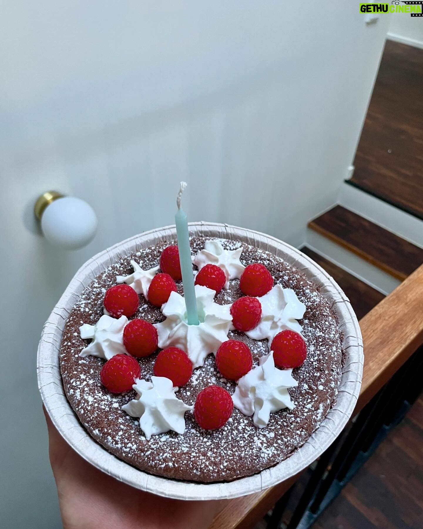 Laura Lepistö - 6.5K Likes - Kuluneella viikolla mm. juhlittiin meidän maailman parasta isiä🥳🎂, ja heitettiin aamun mutakakut lakanoille. Kuljettiin pulkalla päiväkotiin.
Hypistelin kirjaa ekaa kertaa kädessä, ja pohdittiin toimittajien kanssa niin urheilun valmennuskulttuuria kuin naisurheilijoiden terveyttä.💎
Tehtiin sohvasta pomppulinna ja rutistettiin toisiamme erityisen lujaa. Niin kiitollinen tästä ihmiskasasta.❤️ Pieninkin jo yhtäkkiä 4 kuukautta ehtinyt nähdä tätä meininkiä.🫣
P.s. Eka @nikistrbian’in ottama kuva päätyi myös kirjan kansien sisään.🫶🏼🙊
#arki