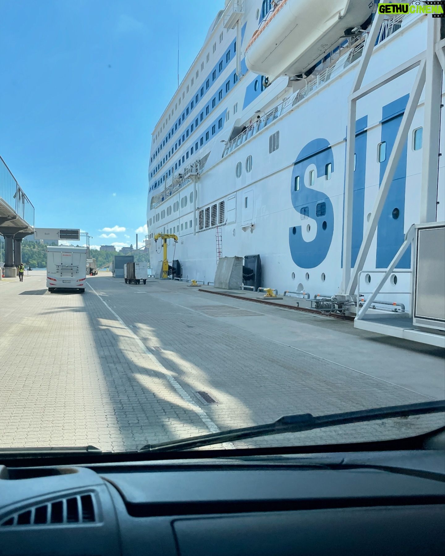 Laura Lepistö - 3.8K Likes - Eka vuorokausi karavaanarielämää✅🛳️🇸🇪
Memory lanella suoraan 90-luvun lapsuuden risteilyihin ja glitter-kasvomaalauksiin.🤩 Miten se pallomeri onkin aina vaan niin pop?🫧
Katellaan eka yöpyminen vielä autossa ennen kuin uskalletaan antaa ensifiilisraporttia.😂
#karavaanielämää #karavaanarit