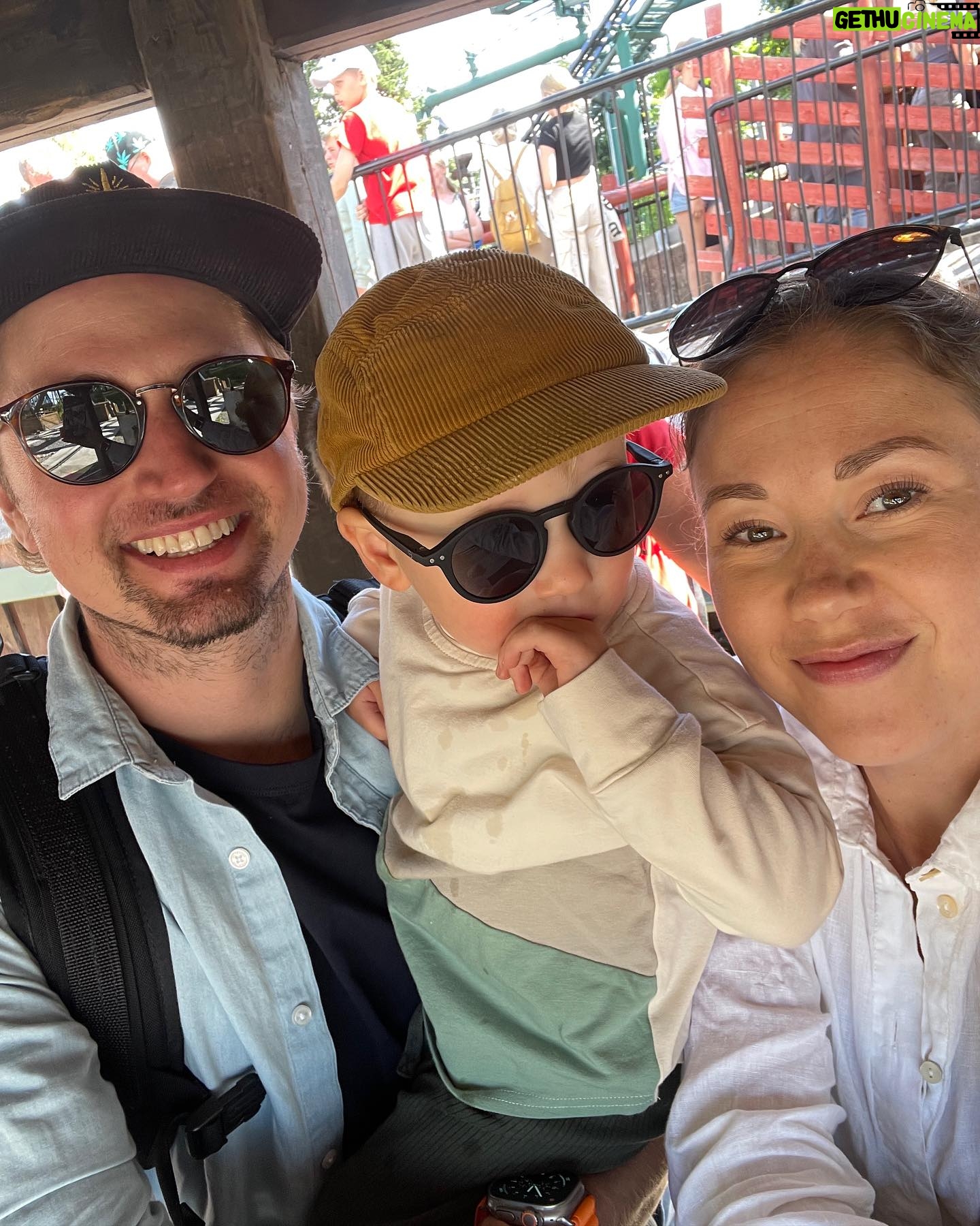 Laura Lepistö - 2.5K Likes - 2 vuotta sitten teit meistä perheen.❤️🫶🏼
Kyllähän vuodet aina tuntuu hujahtavan, mutta onpa näissä ehtinyt tapahtuakin.🌪️ Kun vaan muistuttelee välillä itseään näiden(kin) aikojen ainutlaatuisuudesta niin kyllä tästä vauhdista ehtii nauttia. Eletään tosi meidän näköistä elämää, yksilöinä, pariskuntana ja perheenä. Siitä osaa olla kiitollinen joka päivä.💛
#taaperolife #vanhemmuus #2v #perhe