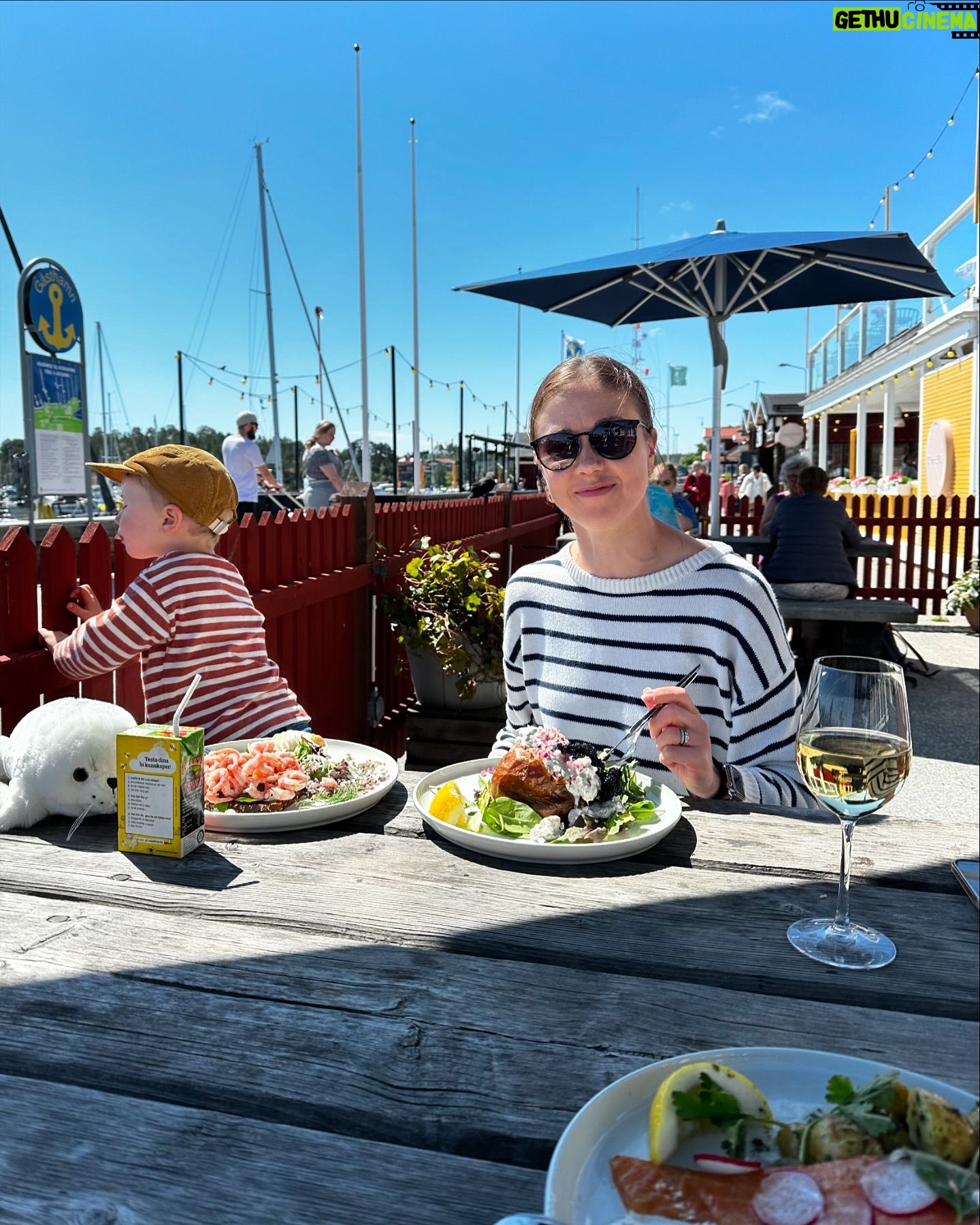 Laura Lepistö - 3.8K Likes - Eka vuorokausi karavaanarielämää✅🛳️🇸🇪
Memory lanella suoraan 90-luvun lapsuuden risteilyihin ja glitter-kasvomaalauksiin.🤩 Miten se pallomeri onkin aina vaan niin pop?🫧
Katellaan eka yöpyminen vielä autossa ennen kuin uskalletaan antaa ensifiilisraporttia.😂
#karavaanielämää #karavaanarit
