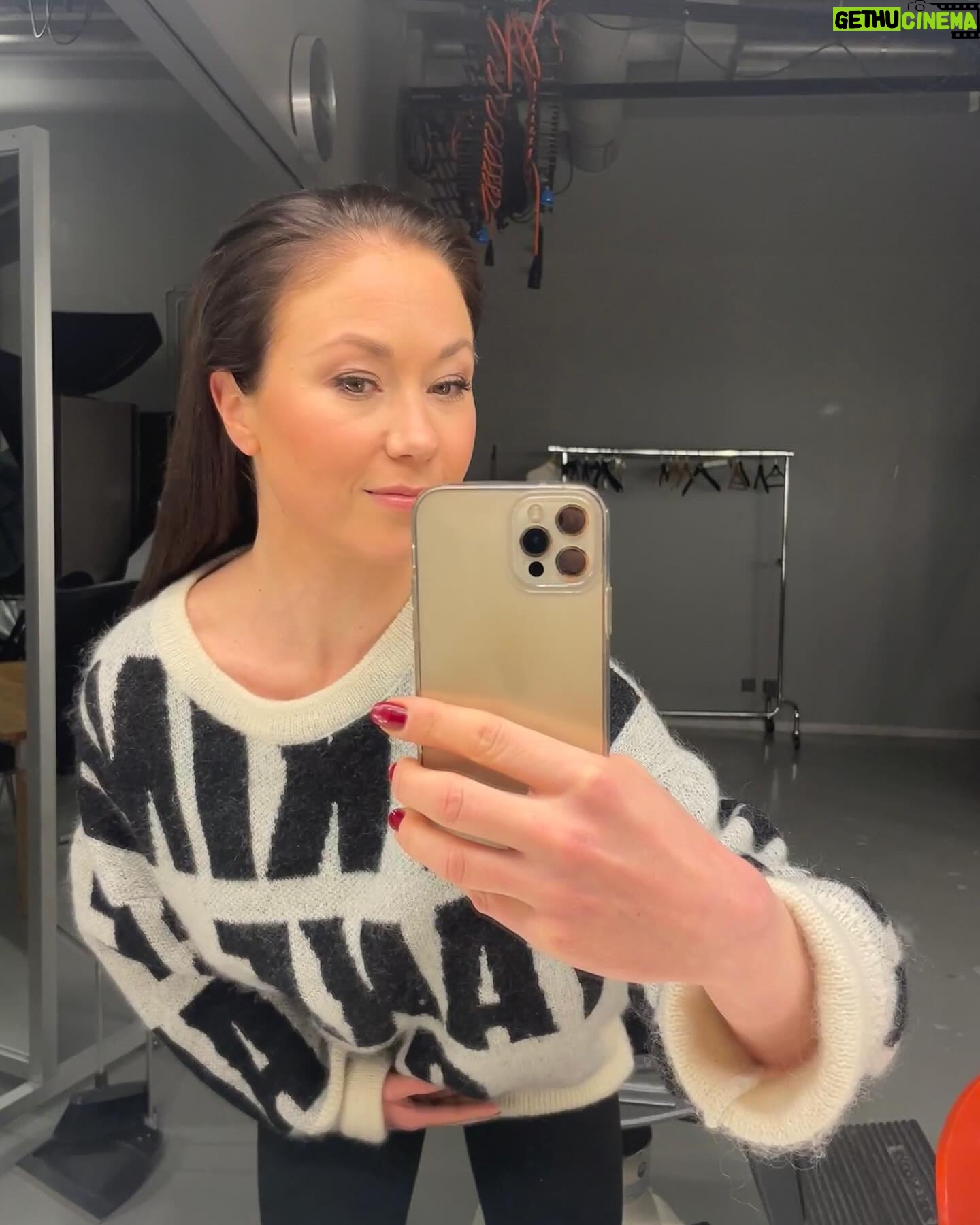 Laura Lepistö - 6.5K Likes - Kuluneella viikolla mm. juhlittiin meidän maailman parasta isiä🥳🎂, ja heitettiin aamun mutakakut lakanoille. Kuljettiin pulkalla päiväkotiin.
Hypistelin kirjaa ekaa kertaa kädessä, ja pohdittiin toimittajien kanssa niin urheilun valmennuskulttuuria kuin naisurheilijoiden terveyttä.💎
Tehtiin sohvasta pomppulinna ja rutistettiin toisiamme erityisen lujaa. Niin kiitollinen tästä ihmiskasasta.❤️ Pieninkin jo yhtäkkiä 4 kuukautta ehtinyt nähdä tätä meininkiä.🫣
P.s. Eka @nikistrbian’in ottama kuva päätyi myös kirjan kansien sisään.🫶🏼🙊
#arki