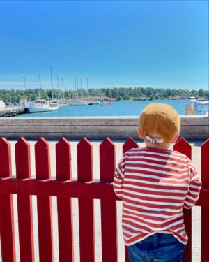 Laura Lepistö Instagram - Eka vuorokausi karavaanarielämää✅🛳️🇸🇪

Memory lanella suoraan 90-luvun lapsuuden risteilyihin ja glitter-kasvomaalauksiin.🤩 Miten se pallomeri onkin aina vaan niin pop?🫧

Katellaan eka yöpyminen vielä autossa ennen kuin uskalletaan antaa ensifiilisraporttia.😂

#karavaanielämää #karavaanarit