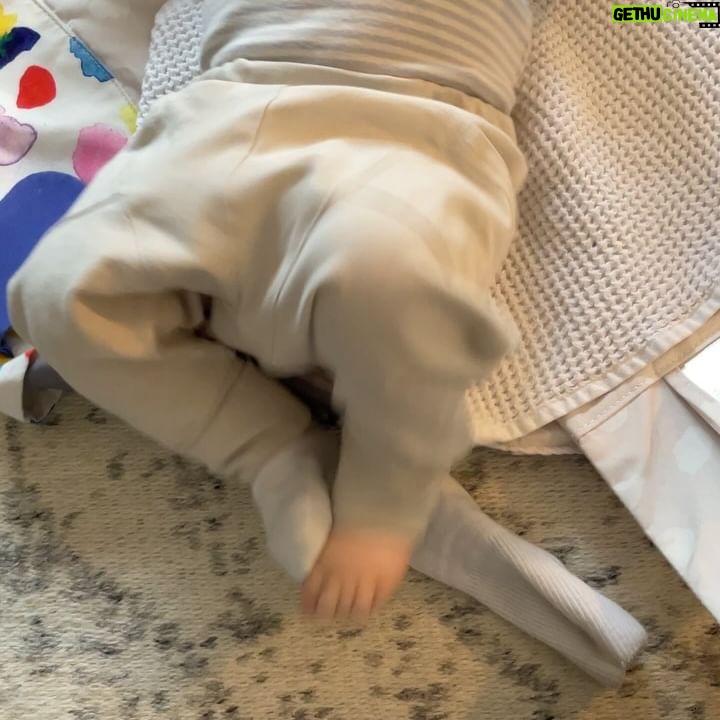 Laura Lepistö - 6.5K Likes - Kuluneella viikolla mm. juhlittiin meidän maailman parasta isiä🥳🎂, ja heitettiin aamun mutakakut lakanoille. Kuljettiin pulkalla päiväkotiin.
Hypistelin kirjaa ekaa kertaa kädessä, ja pohdittiin toimittajien kanssa niin urheilun valmennuskulttuuria kuin naisurheilijoiden terveyttä.💎
Tehtiin sohvasta pomppulinna ja rutistettiin toisiamme erityisen lujaa. Niin kiitollinen tästä ihmiskasasta.❤️ Pieninkin jo yhtäkkiä 4 kuukautta ehtinyt nähdä tätä meininkiä.🫣
P.s. Eka @nikistrbian’in ottama kuva päätyi myös kirjan kansien sisään.🫶🏼🙊
#arki