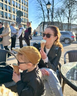 Laura Lepistö Instagram - Hauskaa vappua!🥳🎈
Eihän näillä keleillä malta olla kotona, vappucrew suuntaa seuraavaks kohti ullista🌪️☀️

#vappu #vappu2024