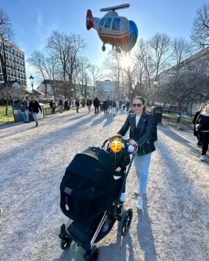 Laura Lepistö Instagram - Hauskaa vappua!🥳🎈
Eihän näillä keleillä malta olla kotona, vappucrew suuntaa seuraavaks kohti ullista🌪️☀️

#vappu #vappu2024