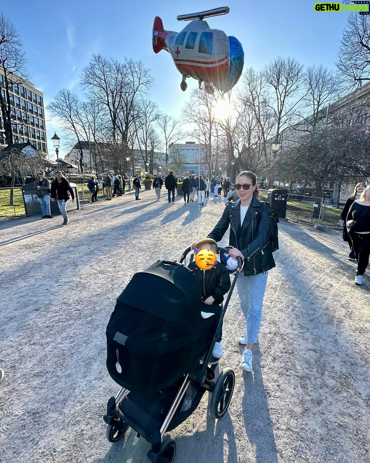 Laura Lepistö - 2K Likes - Hauskaa vappua!🥳🎈
Eihän näillä keleillä malta olla kotona, vappucrew suuntaa seuraavaks kohti ullista🌪️☀️
#vappu #vappu2024