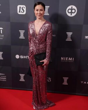 Laura Lepistö Instagram - Kiitos taas @urheilugaala hienosta illasta.✨ 
Oli sydäntäsärkevää mutta samalla kunnia olla jakamassa Vuoden Manageri -palkinto postyymisti Erkki Alajalle. Se oli meille kaikille merkityksellinen hetki.🤍

Toisessa kuvassa fiilistellään Ekin kanssa yhdessä mun urheilu-ura-palkintoa kymmenisen vuotta sitten. Niin monia hyviä ja huonompia hetkiä saatiin jakaa yhdessä.❤️ Niin kuin Tuuli Merikoski sanoi: ”Ollaan jokainen vähän Erkkejä, niin suomalainen urheilu on taatusti pikkaisen parempi.”

👗: @katriniskanenofficial 
💄: @sannipohjalainen 
1.kuva: Iltalehti 

#urheilugaala #urheilugaala2024 #respect #vuodenmanageri